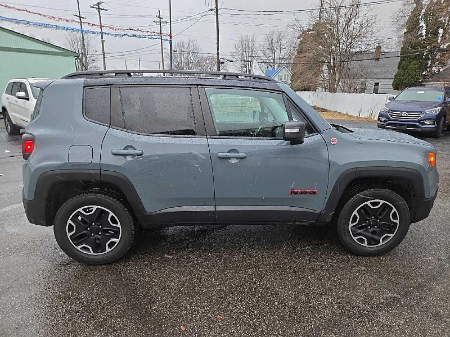 2017 GRAY /BLACK Jeep Renegade Trailhawk (ZACCJBCB3HP) with an 2.4L L4 DOHC 16V engine, 9A transmission, located at 3304 Woodville Road, Northwood, OH, 43619, (419) 210-8019, 41.612694, -83.480743 - Your #1 Destination for Auto Loans and mdash;No Matter Your Credit!At our dealership, we believe everyone deserves the opportunity to drive their dream car and mdash;whether you have good credit, bad credit, or no credit at all. With a wide selection of hundreds of cars, trucks, and SUVs, you'll fin - Photo#4