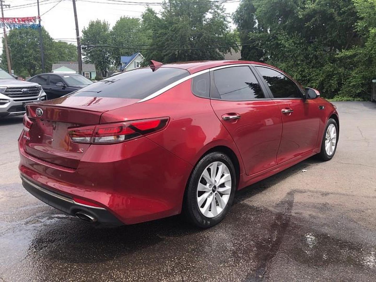 2018 RED /BLACK Kia Optima LX (5XXGT4L30JG) with an 2.4L L4 DOHC 16V engine, 6A transmission, located at 3304 Woodville Road, Northwood, OH, 43619, (419) 210-8019, 41.612694, -83.480743 - Photo#4