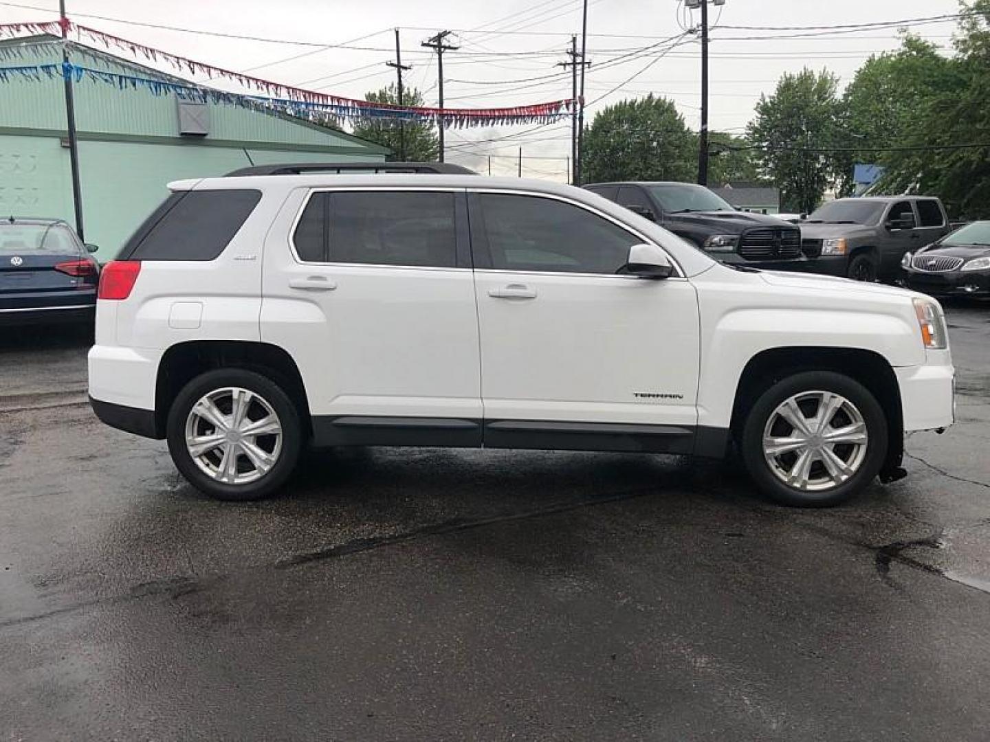 2017 WHITE /WHITE GMC Terrain SLE2 AWD (2GKFLTEK8H6) with an 2.4L L4 DOHC 16V engine, 6A transmission, located at 3304 Woodville Road, Northwood, OH, 43619, (419) 210-8019, 41.612694, -83.480743 - We are #1 Auto Loan Dealer for Good Bad or No Credit we have hundreds of vehicles to choose from, stop on in or just fill out our online application to get approved for auto financing and see your credit score for free by visiting our website today. We have Low Payment Options and Terms Available - Photo#5