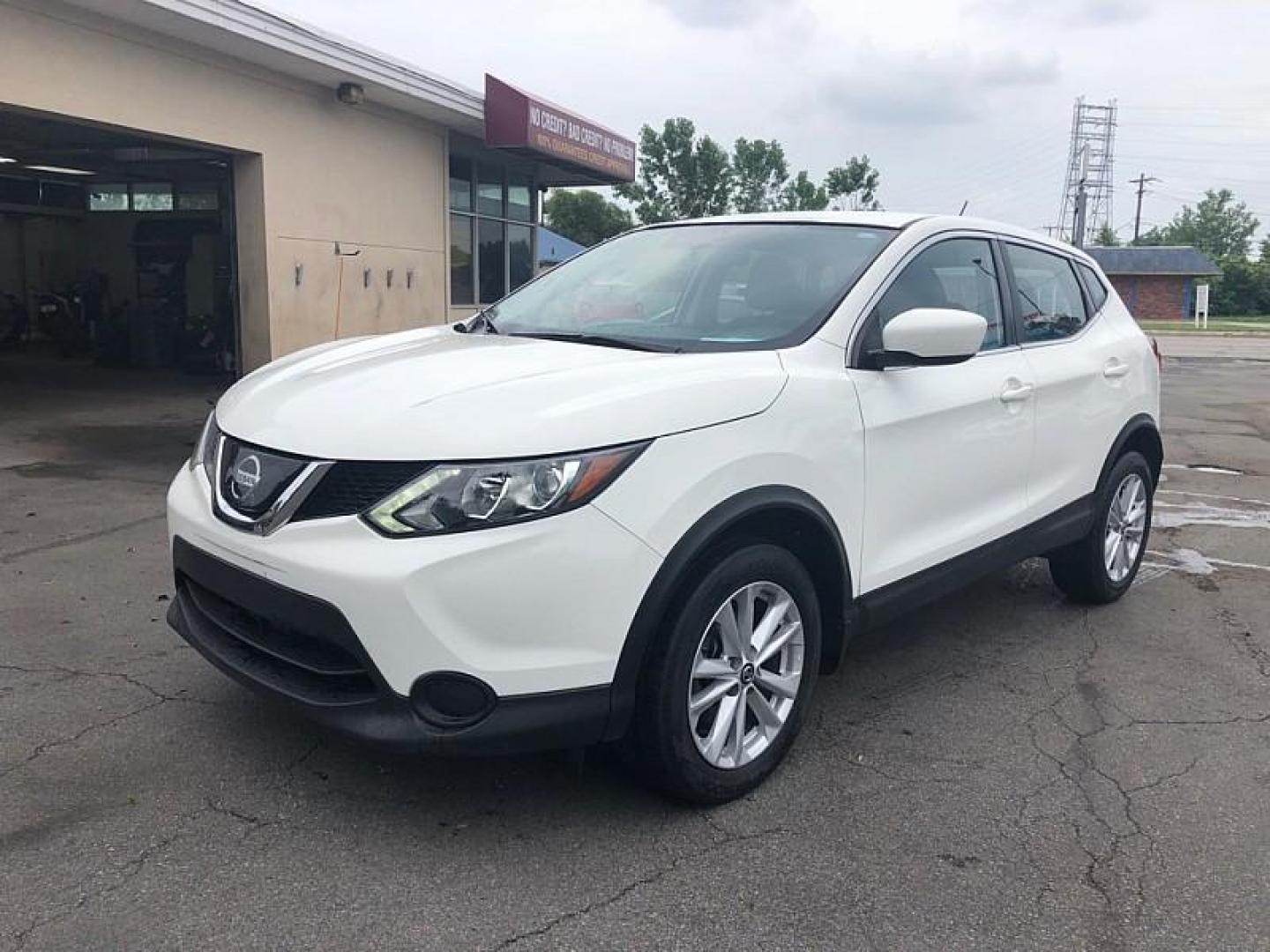 2019 WHITE /BLACK Nissan Rogue Sport SL (JN1BJ1CP5KW) with an 2.0L L4 DOHC 16V engine, CVT transmission, located at 3304 Woodville Road, Northwood, OH, 43619, (419) 210-8019, 41.612694, -83.480743 - Photo#0