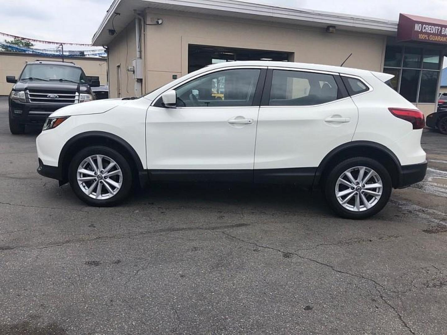 2019 WHITE /BLACK Nissan Rogue Sport SL (JN1BJ1CP5KW) with an 2.0L L4 DOHC 16V engine, CVT transmission, located at 3304 Woodville Road, Northwood, OH, 43619, (419) 210-8019, 41.612694, -83.480743 - Photo#1