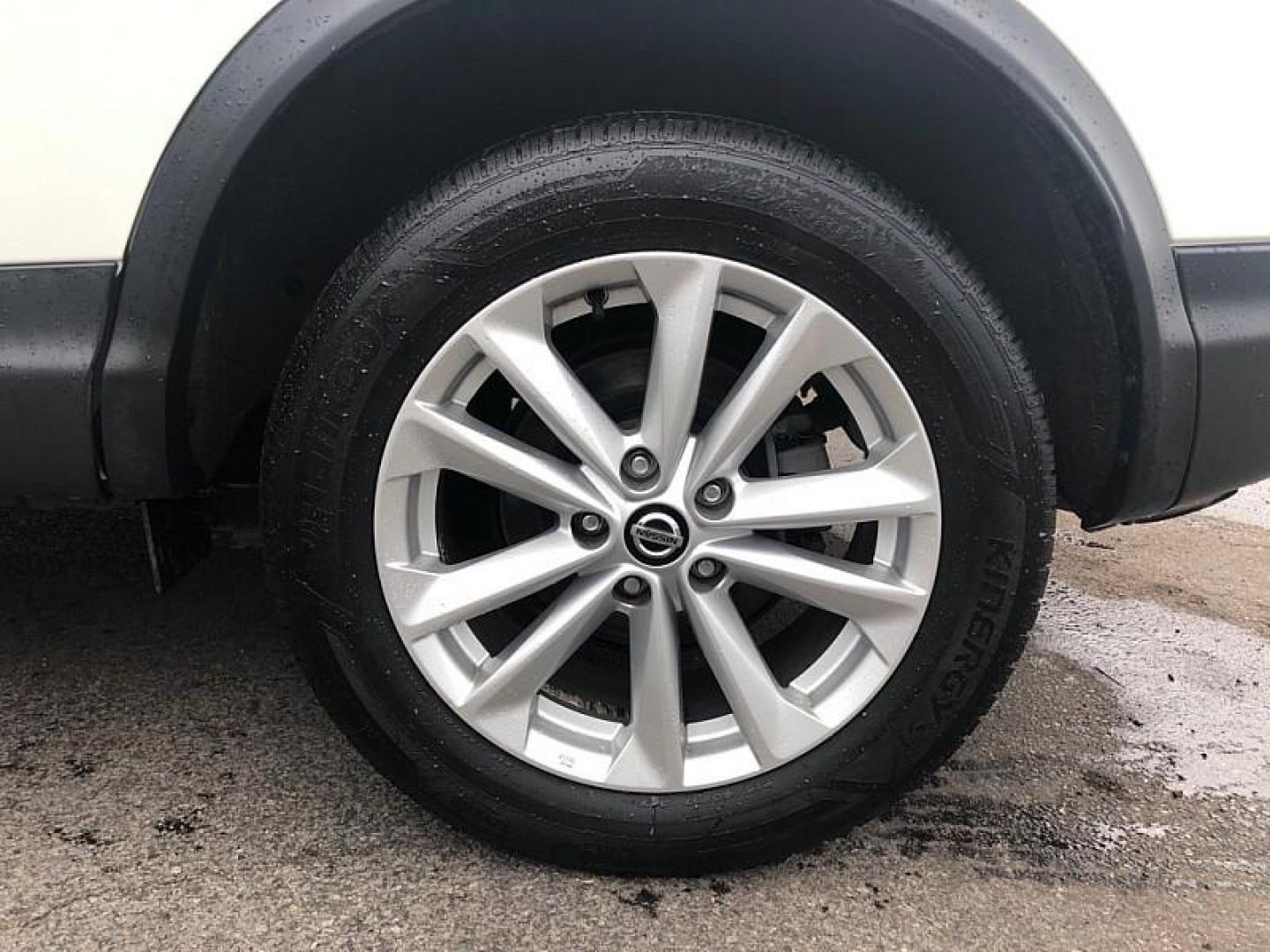 2019 WHITE /BLACK Nissan Rogue Sport SL (JN1BJ1CP5KW) with an 2.0L L4 DOHC 16V engine, CVT transmission, located at 3304 Woodville Road, Northwood, OH, 43619, (419) 210-8019, 41.612694, -83.480743 - Photo#19