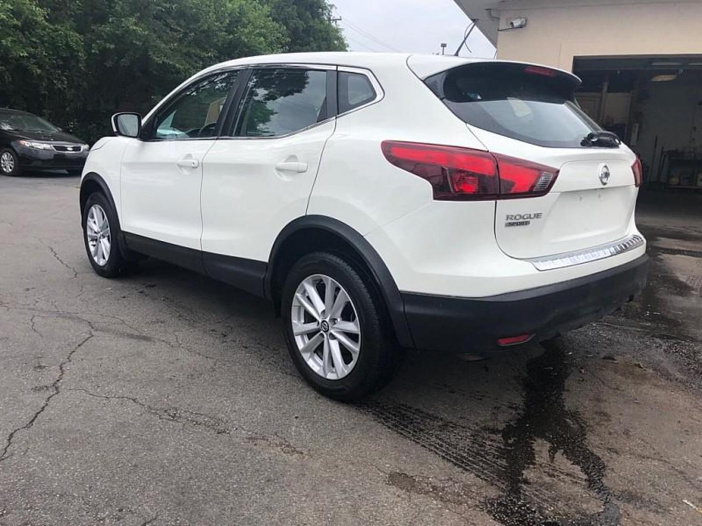 2019 WHITE /BLACK Nissan Rogue Sport SL (JN1BJ1CP5KW) with an 2.0L L4 DOHC 16V engine, CVT transmission, located at 3304 Woodville Road, Northwood, OH, 43619, (419) 210-8019, 41.612694, -83.480743 - Photo#2