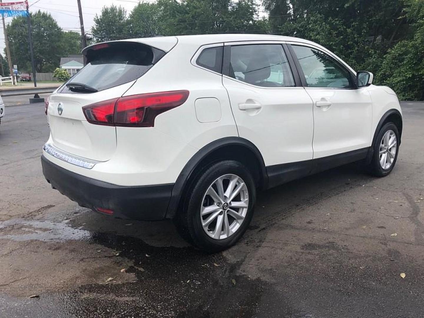 2019 WHITE /BLACK Nissan Rogue Sport SL (JN1BJ1CP5KW) with an 2.0L L4 DOHC 16V engine, CVT transmission, located at 3304 Woodville Road, Northwood, OH, 43619, (419) 210-8019, 41.612694, -83.480743 - Photo#4