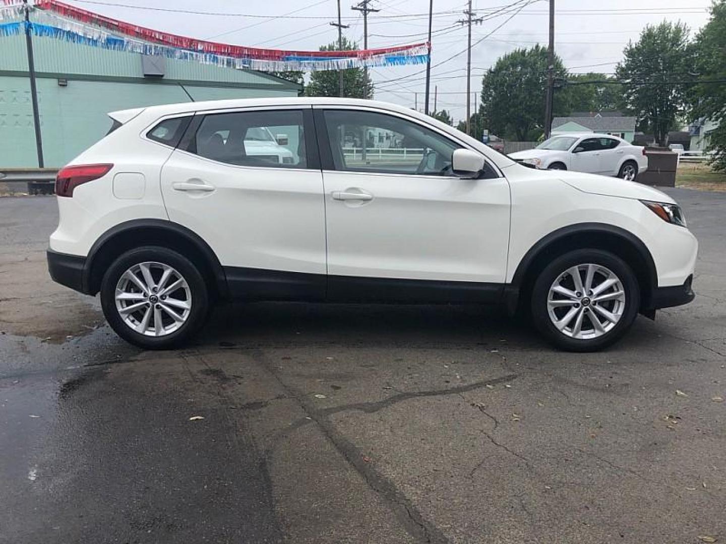 2019 WHITE /BLACK Nissan Rogue Sport SL (JN1BJ1CP5KW) with an 2.0L L4 DOHC 16V engine, CVT transmission, located at 3304 Woodville Road, Northwood, OH, 43619, (419) 210-8019, 41.612694, -83.480743 - Photo#5