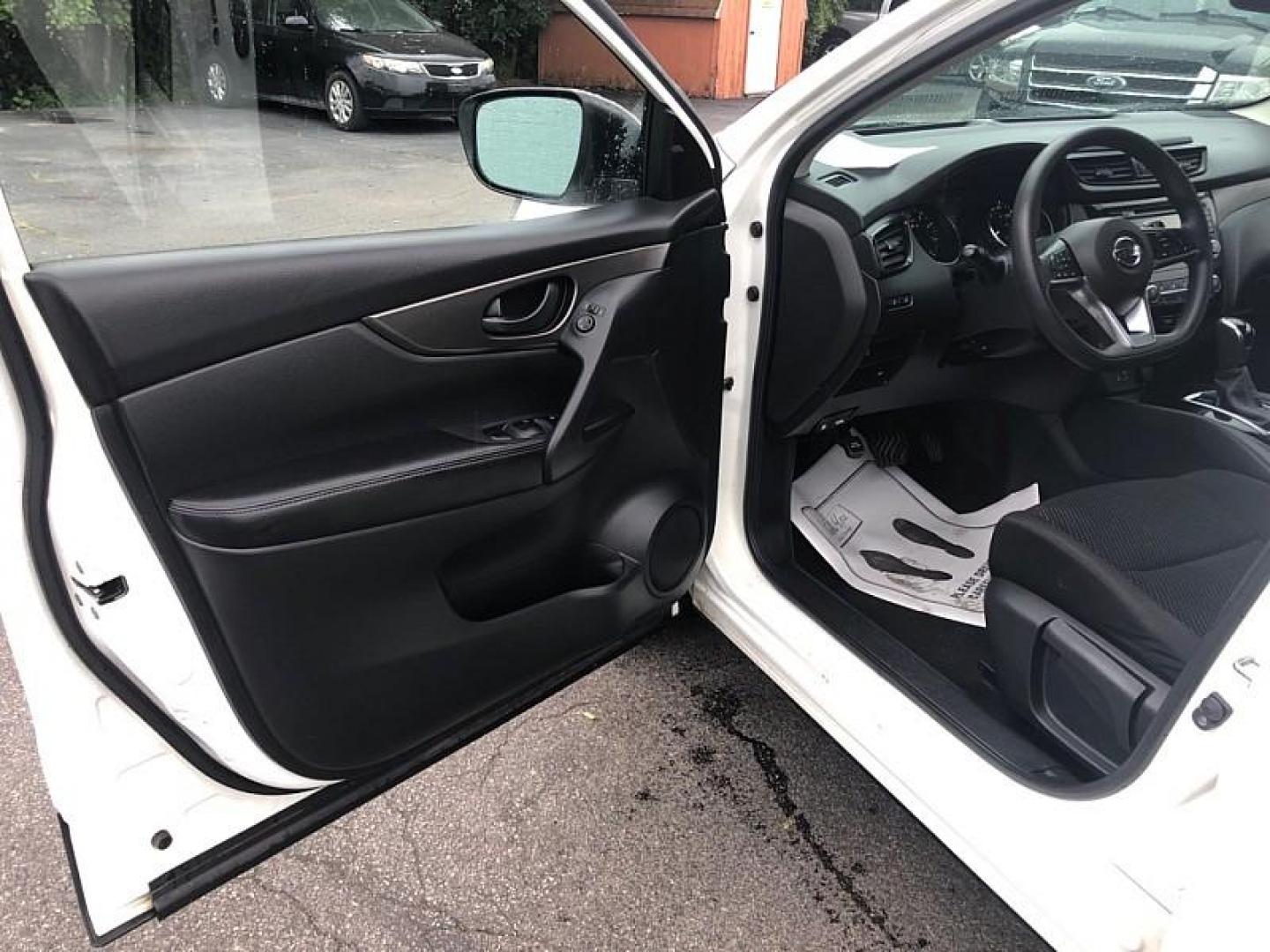 2019 WHITE /BLACK Nissan Rogue Sport SL (JN1BJ1CP5KW) with an 2.0L L4 DOHC 16V engine, CVT transmission, located at 3304 Woodville Road, Northwood, OH, 43619, (419) 210-8019, 41.612694, -83.480743 - Photo#8