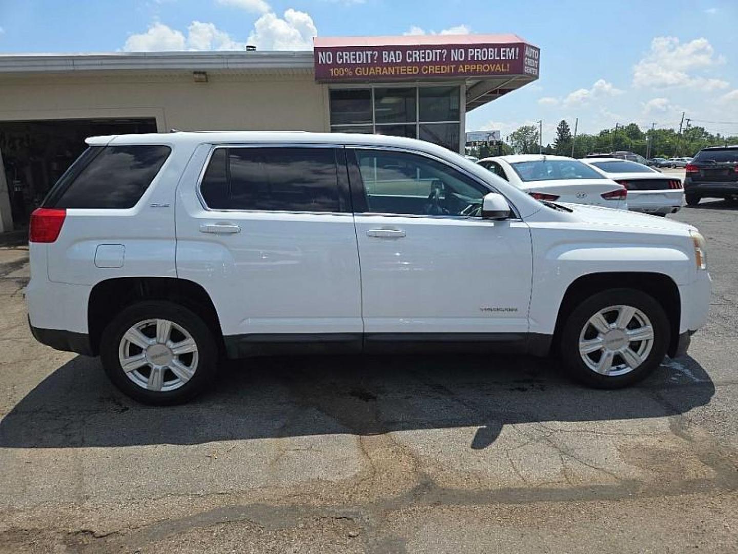 2014 WHITE /BLACK GMC Terrain SLE1 AWD (2GKFLVEK8E6) with an 2.4L L4 DOHC 16V FFV engine, 6-Speed Automatic transmission, located at 3304 Woodville Road, Northwood, OH, 43619, (419) 210-8019, 41.612694, -83.480743 - We are #1 Auto Loan Dealer for Good Bad or No Credit we have hundreds of vehicles to choose from, stop on in or just fill out our online application to get approved for auto financing and see your credit score for free by visiting our website today. We have Low Payment Options and Terms Available - Photo#5