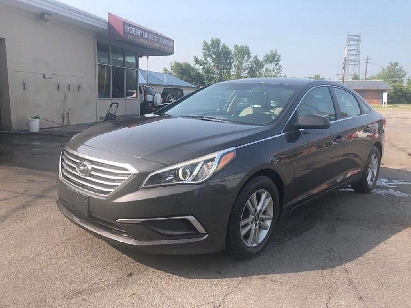 2017 BROWN /TAN Hyundai Sonata SE (5NPE24AF5HH) with an 2.4L L4 DOHC 16V engine, 7A transmission, located at 3304 Woodville Road, Northwood, OH, 43619, (419) 210-8019, 41.612694, -83.480743 - Photo#0