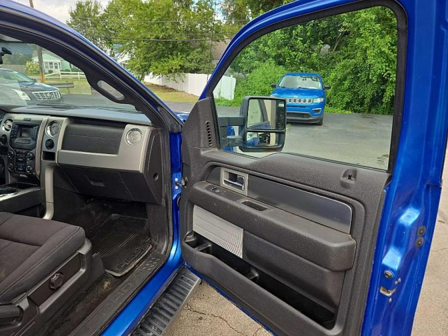 2013 BLUE /BLACK Ford F-150 XLT SuperCrew 6.5-ft. Bed 4WD (1FTFW1EF1DK) with an 5.0L V8 engine, 6-Speed Automatic transmission, located at 3304 Woodville Road, Northwood, OH, 43619, (419) 210-8019, 41.612694, -83.480743 - We are #1 Auto Loan Dealer for Good Bad or No Credit we have hundreds of vehicles to choose from, stop on in or just fill out our online application to get approved for auto financing and see your credit score for free by visiting our website today. We have Low Payment Options and Terms Available - Photo#14