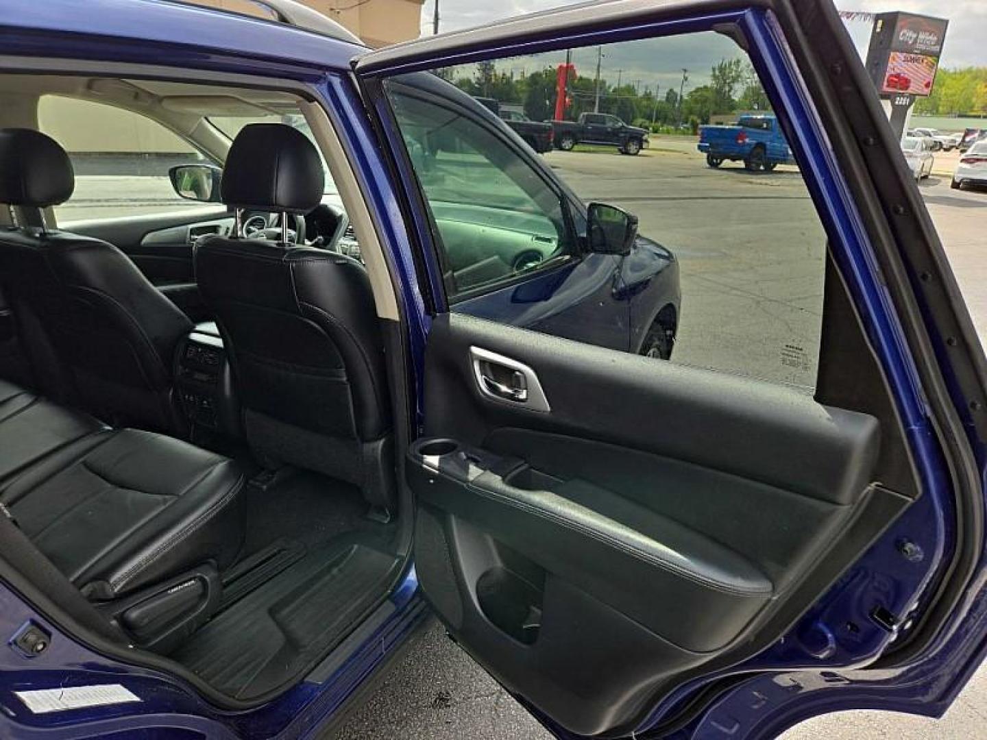 2020 BLUE /BLACK Nissan Pathfinder SL (5N1DR2CN5LC) with an 3.5L V6 DOHC 24V engine, CVT transmission, located at 3304 Woodville Road, Northwood, OH, 43619, (419) 210-8019, 41.612694, -83.480743 - Your #1 Destination for Auto Loans and mdash;No Matter Your Credit!At our dealership, we believe everyone deserves the opportunity to drive their dream car and mdash;whether you have good credit, bad credit, or no credit at all. With a wide selection of hundreds of cars, trucks, and SUVs, you'll fin - Photo#14