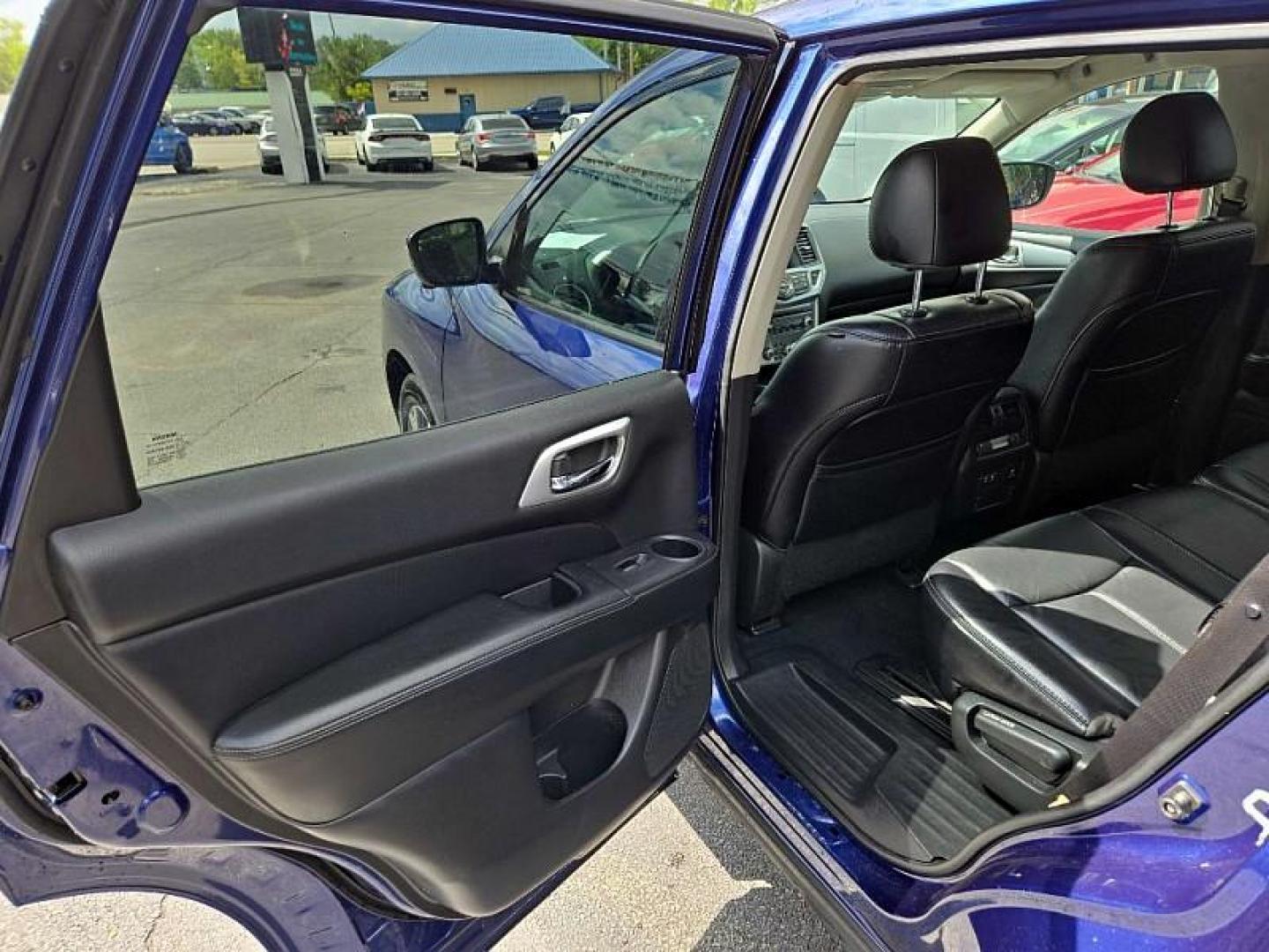 2020 BLUE /BLACK Nissan Pathfinder SL (5N1DR2CN5LC) with an 3.5L V6 DOHC 24V engine, CVT transmission, located at 3304 Woodville Road, Northwood, OH, 43619, (419) 210-8019, 41.612694, -83.480743 - We are #1 Auto Loan Dealer for Good Bad or No Credit we have hundreds of vehicles to choose from, stop on in or just fill out our online application to get approved for auto financing and see your credit score for free by visiting our website today. We have Low Payment Options and Terms Available - Photo#10