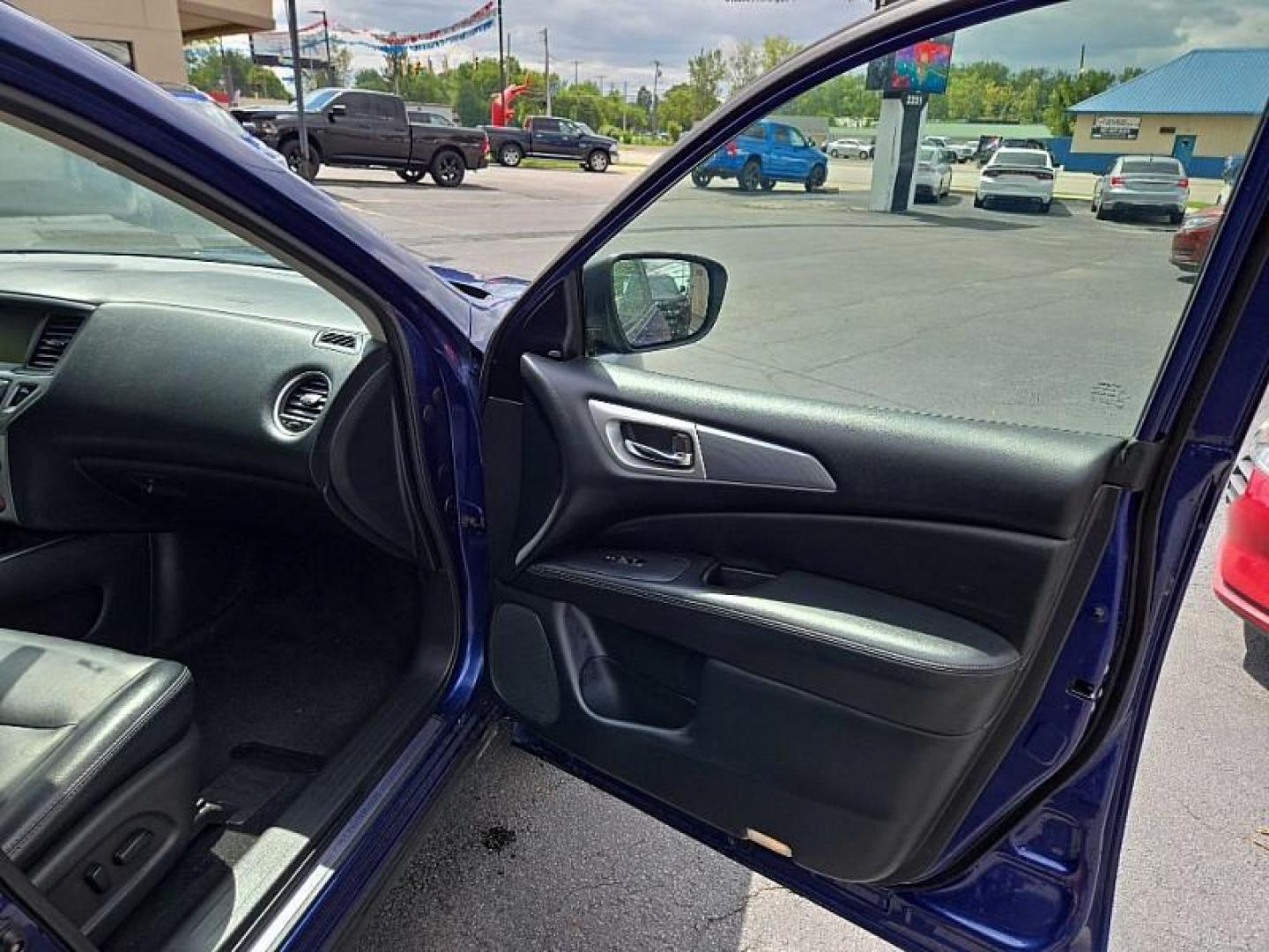 2020 BLUE /BLACK Nissan Pathfinder SL (5N1DR2CN5LC) with an 3.5L V6 DOHC 24V engine, CVT transmission, located at 3304 Woodville Road, Northwood, OH, 43619, (419) 210-8019, 41.612694, -83.480743 - We are #1 Auto Loan Dealer for Good Bad or No Credit we have hundreds of vehicles to choose from, stop on in or just fill out our online application to get approved for auto financing and see your credit score for free by visiting our website today. We have Low Payment Options and Terms Available - Photo#17