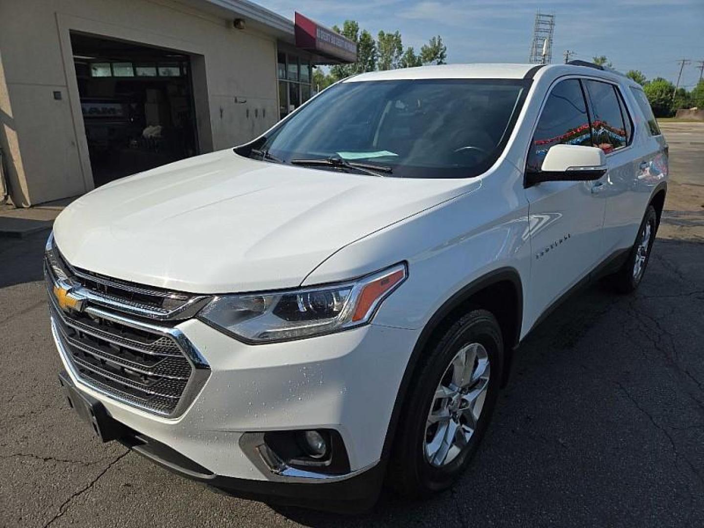 2018 WHITE /BLACK Chevrolet Traverse LT Cloth FWD (1GNERGKW0JJ) with an 3.6L V6 DOHC 24V engine, 9A transmission, located at 3304 Woodville Road, Northwood, OH, 43619, (419) 210-8019, 41.612694, -83.480743 - We are #1 Auto Loan Dealer for Good Bad or No Credit we have hundreds of vehicles to choose from, stop on in or just fill out our online application to get approved for auto financing and see your credit score for free by visiting our website today. We have Low Payment Options and Terms Available - Photo#0