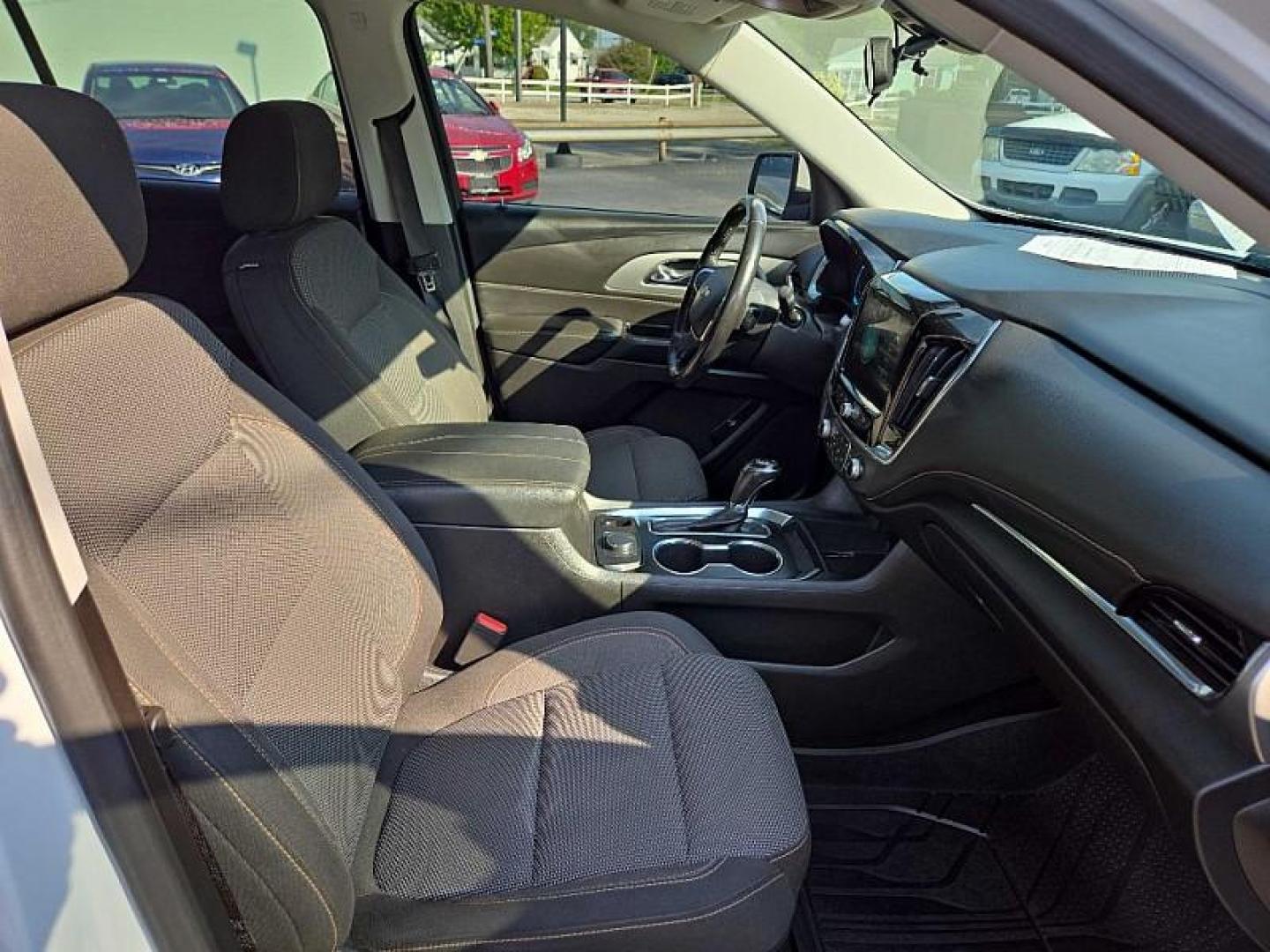 2018 WHITE /BLACK Chevrolet Traverse LT Cloth FWD (1GNERGKW0JJ) with an 3.6L V6 DOHC 24V engine, 9A transmission, located at 3304 Woodville Road, Northwood, OH, 43619, (419) 210-8019, 41.612694, -83.480743 - We are #1 Auto Loan Dealer for Good Bad or No Credit we have hundreds of vehicles to choose from, stop on in or just fill out our online application to get approved for auto financing and see your credit score for free by visiting our website today. We have Low Payment Options and Terms Available - Photo#18