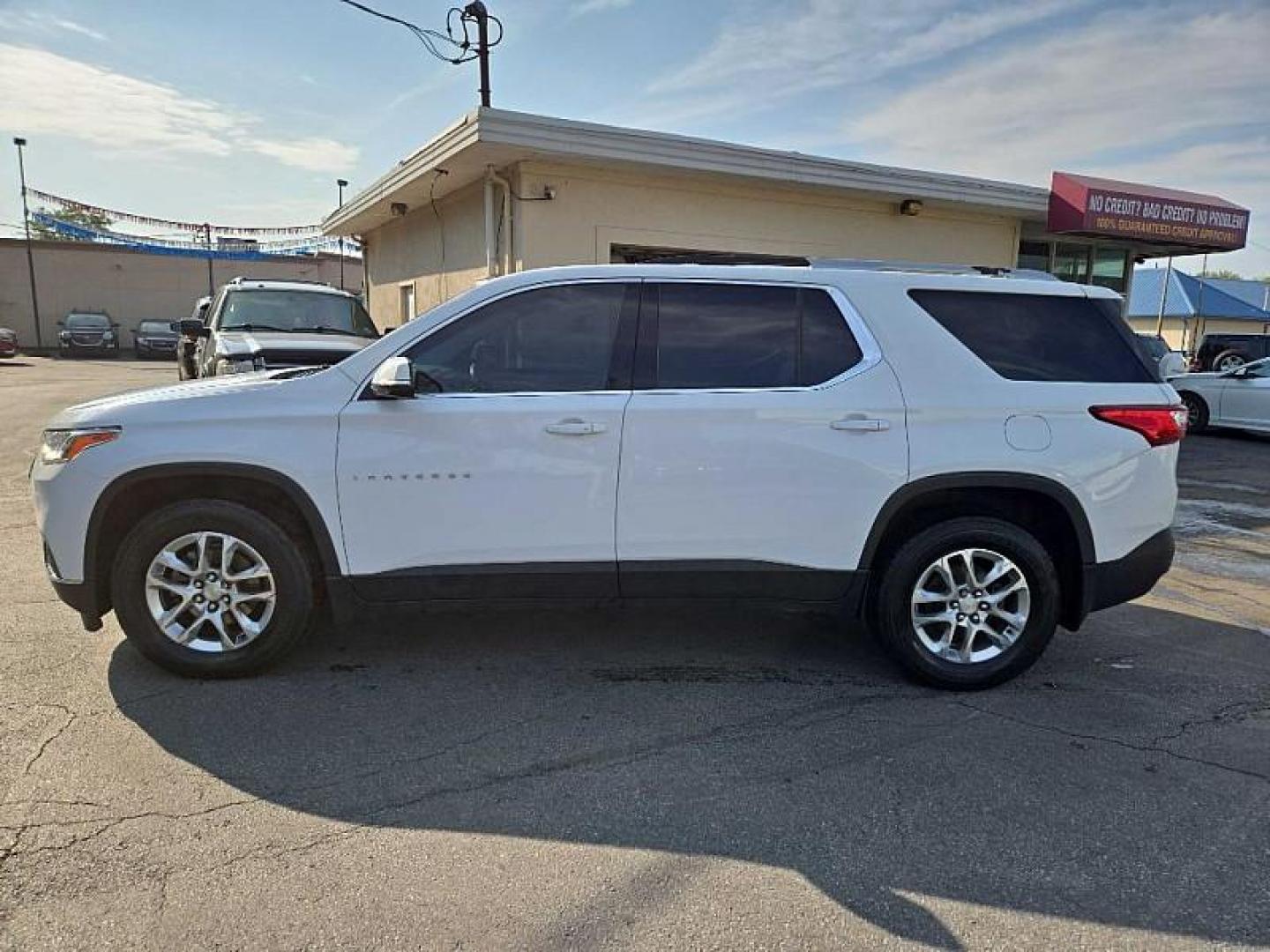 2018 WHITE /BLACK Chevrolet Traverse LT Cloth FWD (1GNERGKW0JJ) with an 3.6L V6 DOHC 24V engine, 9A transmission, located at 3304 Woodville Road, Northwood, OH, 43619, (419) 210-8019, 41.612694, -83.480743 - We are #1 Auto Loan Dealer for Good Bad or No Credit we have hundreds of vehicles to choose from, stop on in or just fill out our online application to get approved for auto financing and see your credit score for free by visiting our website today. We have Low Payment Options and Terms Available - Photo#1