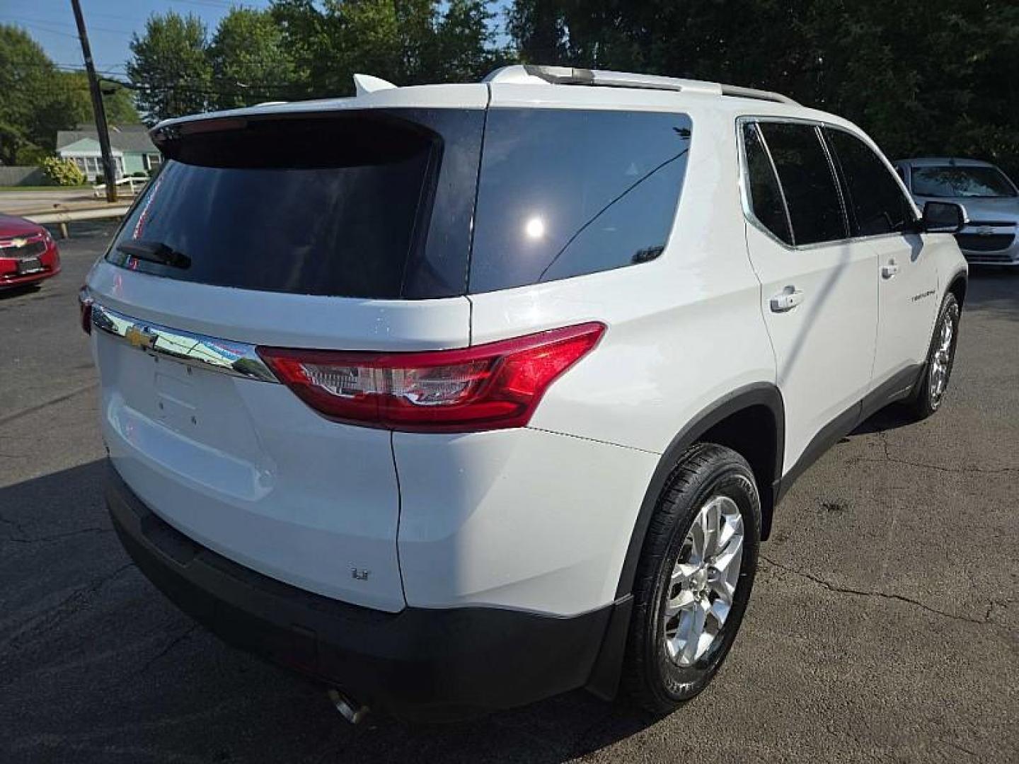 2018 WHITE /BLACK Chevrolet Traverse LT Cloth FWD (1GNERGKW0JJ) with an 3.6L V6 DOHC 24V engine, 9A transmission, located at 3304 Woodville Road, Northwood, OH, 43619, (419) 210-8019, 41.612694, -83.480743 - We are #1 Auto Loan Dealer for Good Bad or No Credit we have hundreds of vehicles to choose from, stop on in or just fill out our online application to get approved for auto financing and see your credit score for free by visiting our website today. We have Low Payment Options and Terms Available - Photo#4