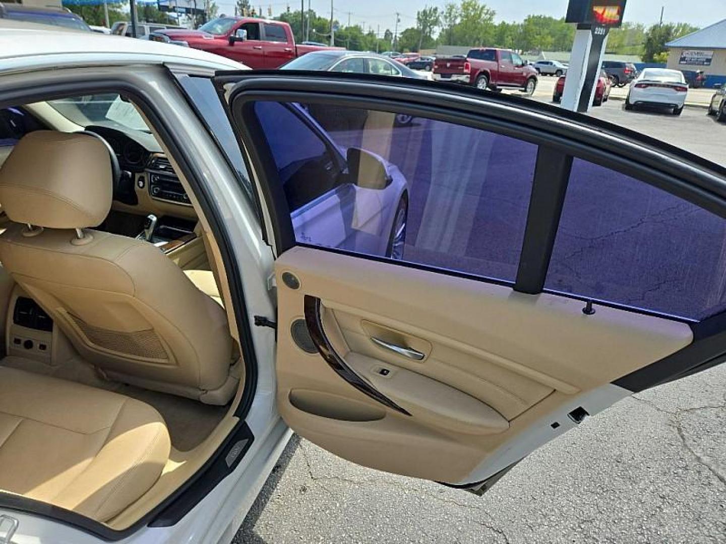 2013 WHITE /TAN BMW 3-Series 328i xDrive Sedan (WBA3B3G52DN) with an 2.0L L4 DOHC 16V engine, Auto 8-Spd Steptronic transmission, located at 3304 Woodville Road, Northwood, OH, 43619, (419) 210-8019, 41.612694, -83.480743 - We are #1 Auto Loan Dealer for Good Bad or No Credit we have hundreds of vehicles to choose from, stop on in or just fill out our online application to get approved for auto financing and see your credit score for free by visiting our website today. We have Low Payment Options and Terms Available - Photo#13