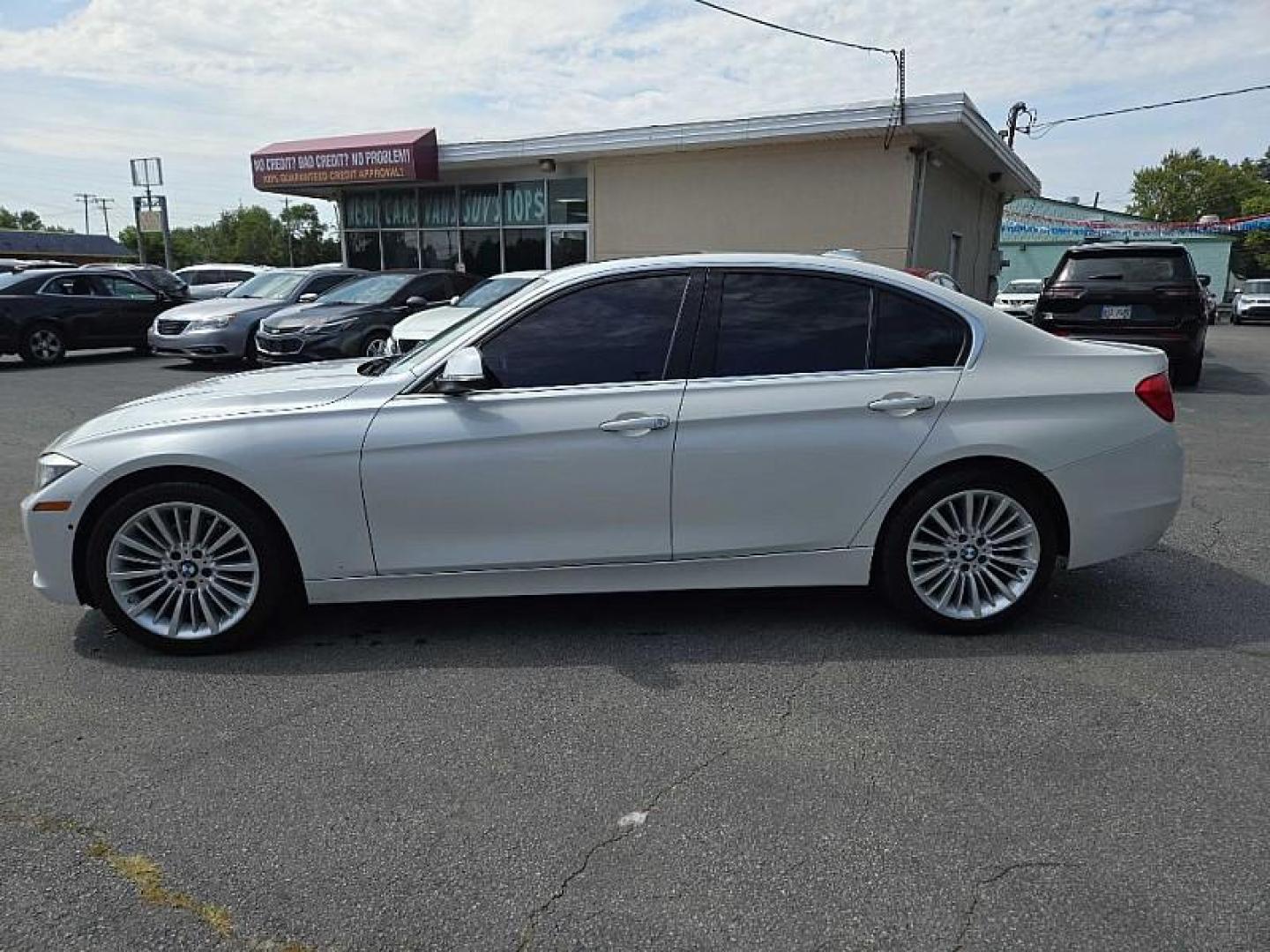 2013 WHITE /TAN BMW 3-Series 328i xDrive Sedan (WBA3B3G52DN) with an 2.0L L4 DOHC 16V engine, Auto 8-Spd Steptronic transmission, located at 3304 Woodville Road, Northwood, OH, 43619, (419) 210-8019, 41.612694, -83.480743 - We are #1 Auto Loan Dealer for Good Bad or No Credit we have hundreds of vehicles to choose from, stop on in or just fill out our online application to get approved for auto financing and see your credit score for free by visiting our website today. We have Low Payment Options and Terms Available - Photo#1