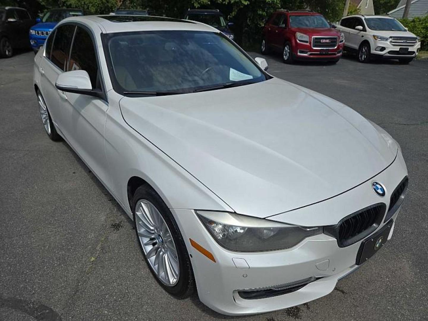 2013 WHITE /TAN BMW 3-Series 328i xDrive Sedan (WBA3B3G52DN) with an 2.0L L4 DOHC 16V engine, Auto 8-Spd Steptronic transmission, located at 3304 Woodville Road, Northwood, OH, 43619, (419) 210-8019, 41.612694, -83.480743 - We are #1 Auto Loan Dealer for Good Bad or No Credit we have hundreds of vehicles to choose from, stop on in or just fill out our online application to get approved for auto financing and see your credit score for free by visiting our website today. We have Low Payment Options and Terms Available - Photo#4