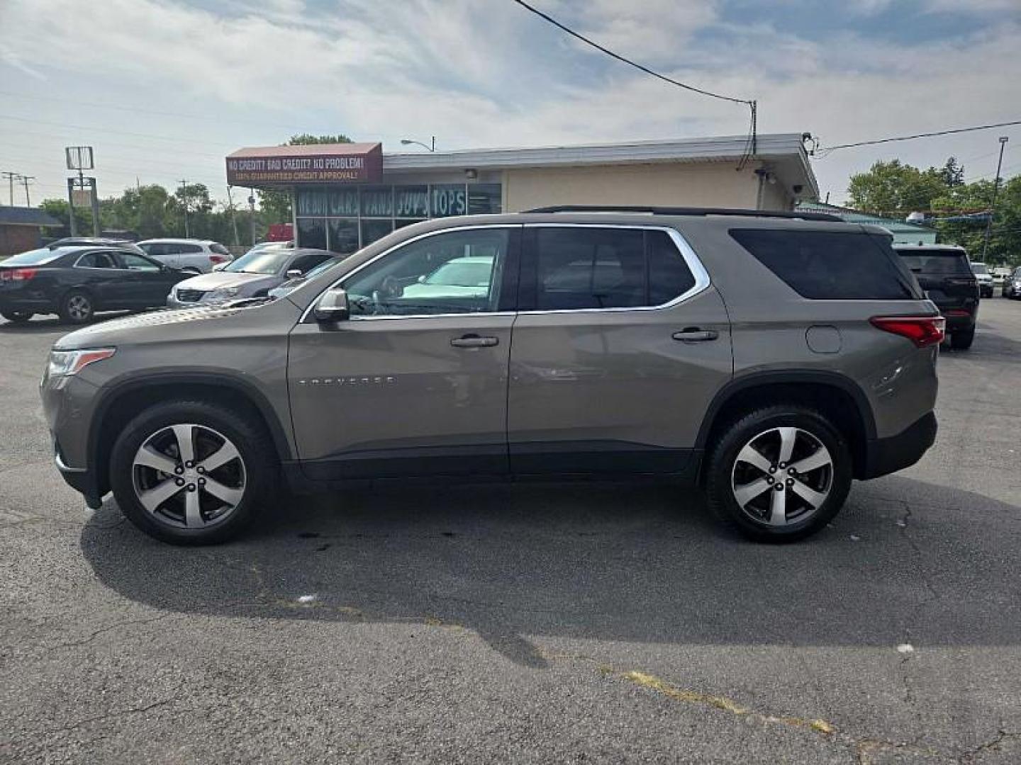 2019 GRAY /TAN Chevrolet Traverse LT Leather FWD (1GNERHKW6KJ) with an 3.6L V6 DOHC 24V engine, 9A transmission, located at 3304 Woodville Road, Northwood, OH, 43619, (419) 210-8019, 41.612694, -83.480743 - We are #1 Auto Loan Dealer for Good Bad or No Credit we have hundreds of vehicles to choose from, stop on in or just fill out our online application to get approved for auto financing and see your credit score for free by visiting our website today. We have Low Payment Options and Terms Available - Photo#1