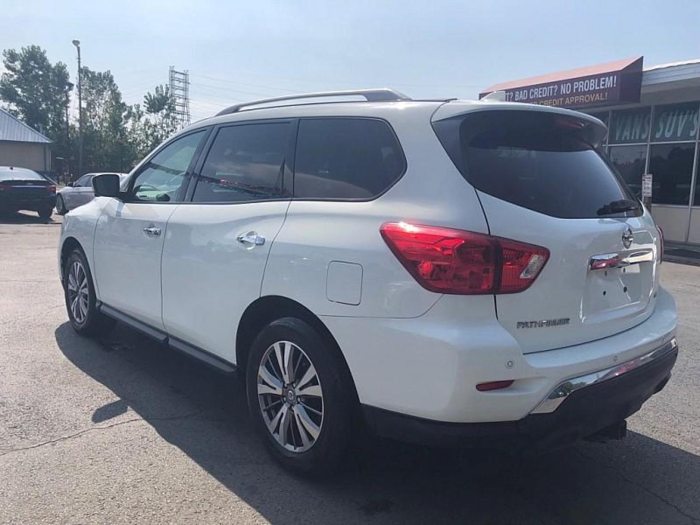 2020 WHITE /BLACK Nissan Pathfinder SL (5N1DR2CN3LC) with an 3.5L V6 DOHC 24V engine, CVT transmission, located at 3304 Woodville Road, Northwood, OH, 43619, (419) 210-8019, 41.612694, -83.480743 - We are #1 Auto Loan Dealer for Good Bad or No Credit we have hundreds of vehicles to choose from, stop on in or just fill out our online application to get approved for auto financing and see your credit score for free by visiting our website today. We have Low Payment Options and Terms Available - Photo#2