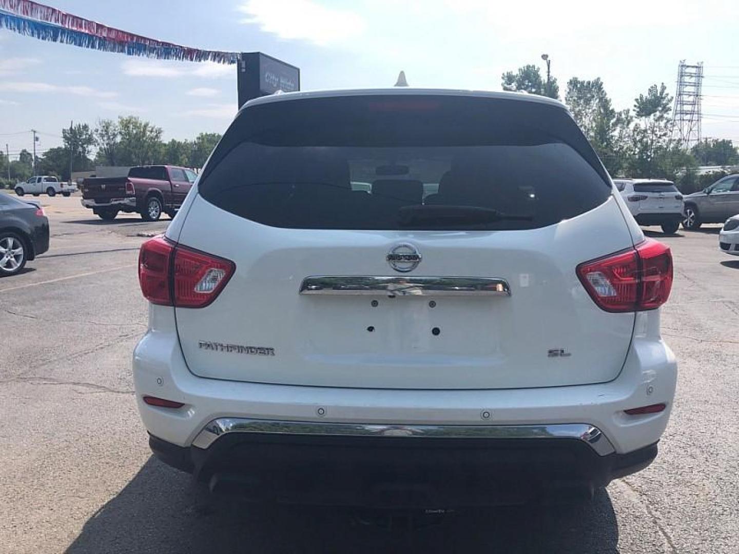 2020 WHITE /BLACK Nissan Pathfinder SL (5N1DR2CN3LC) with an 3.5L V6 DOHC 24V engine, CVT transmission, located at 3304 Woodville Road, Northwood, OH, 43619, (419) 210-8019, 41.612694, -83.480743 - We are #1 Auto Loan Dealer for Good Bad or No Credit we have hundreds of vehicles to choose from, stop on in or just fill out our online application to get approved for auto financing and see your credit score for free by visiting our website today. We have Low Payment Options and Terms Available - Photo#3