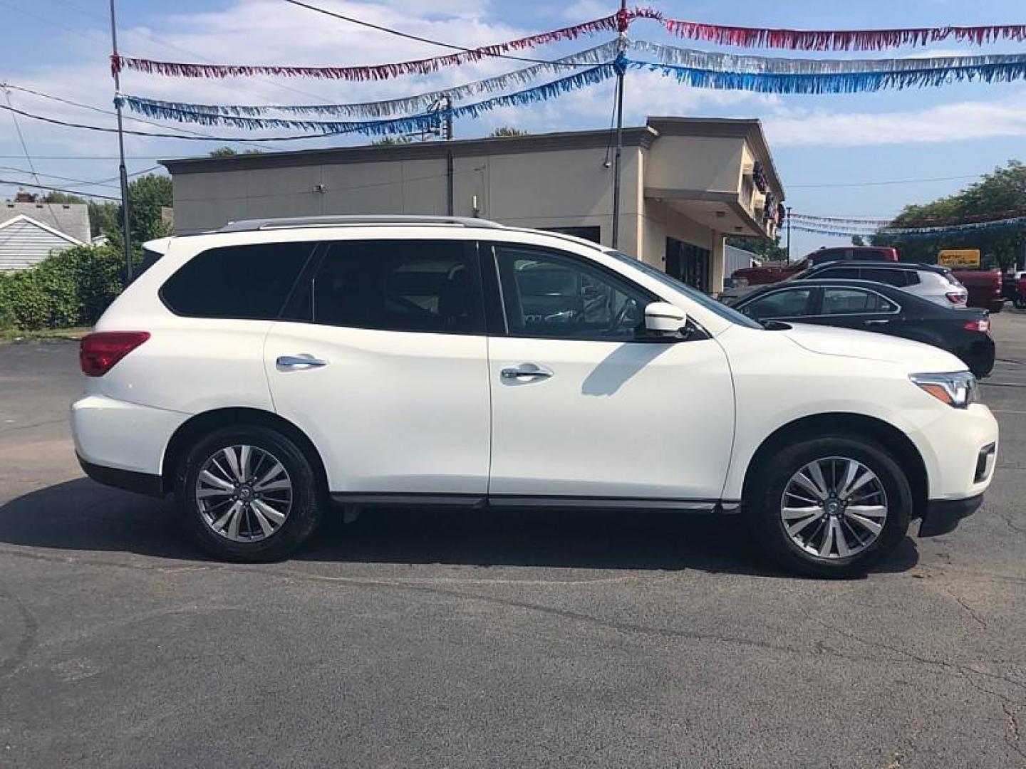 2020 WHITE /BLACK Nissan Pathfinder SL (5N1DR2CN3LC) with an 3.5L V6 DOHC 24V engine, CVT transmission, located at 3304 Woodville Road, Northwood, OH, 43619, (419) 210-8019, 41.612694, -83.480743 - We are #1 Auto Loan Dealer for Good Bad or No Credit we have hundreds of vehicles to choose from, stop on in or just fill out our online application to get approved for auto financing and see your credit score for free by visiting our website today. We have Low Payment Options and Terms Available - Photo#5