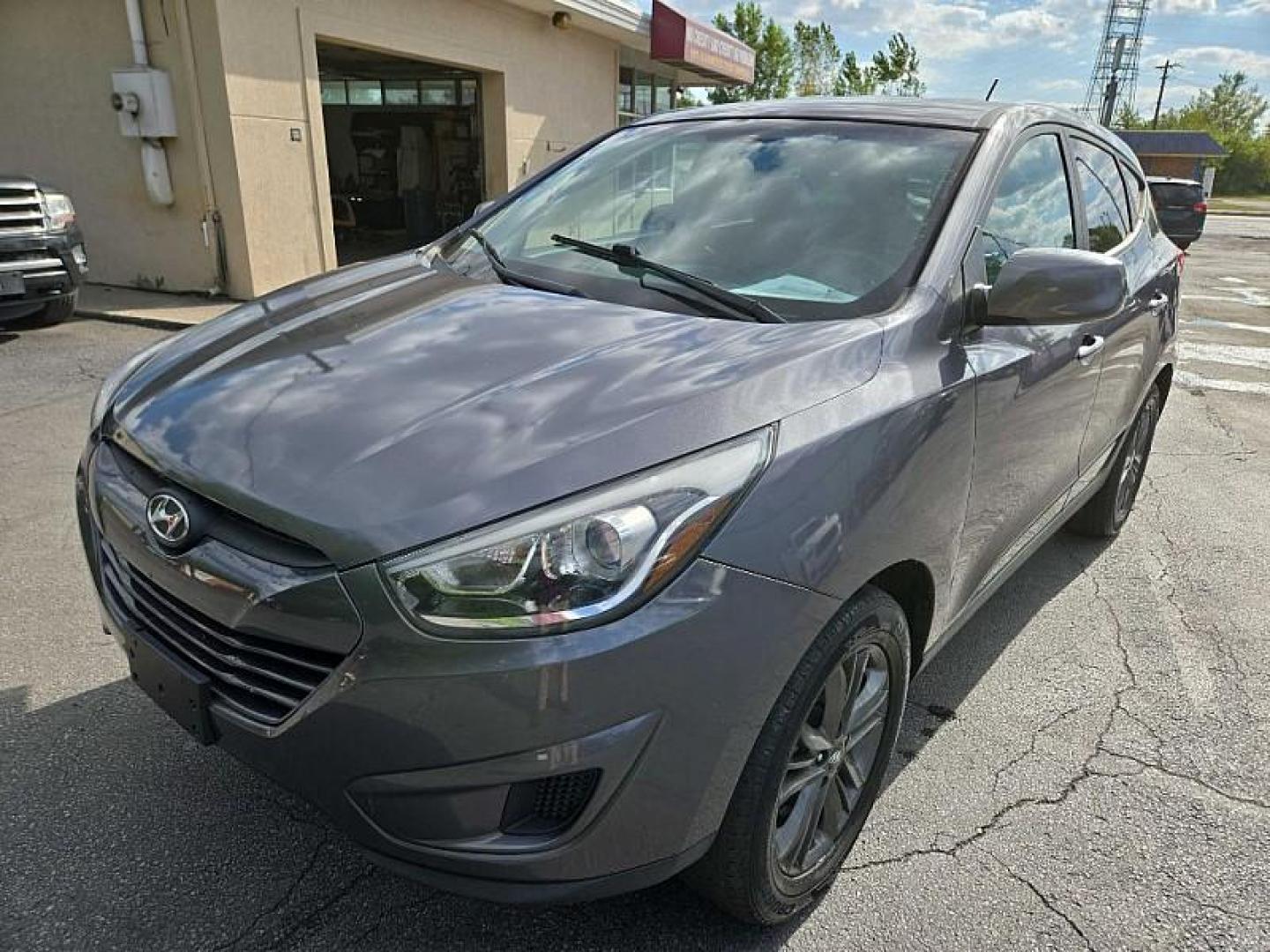 2014 GRAY /BLACK Hyundai Tucson GL Auto AWD (KM8JTCAF5EU) with an 2.0L L4 DOHC 16V engine, 6-Speed Automatic transmission, located at 3304 Woodville Road, Northwood, OH, 43619, (419) 210-8019, 41.612694, -83.480743 - We are #1 Auto Loan Dealer for Good Bad or No Credit we have hundreds of vehicles to choose from, stop on in or just fill out our online application to get approved for auto financing and see your credit score for free by visiting our website today. We have Low Payment Options and Terms Available - Photo#0