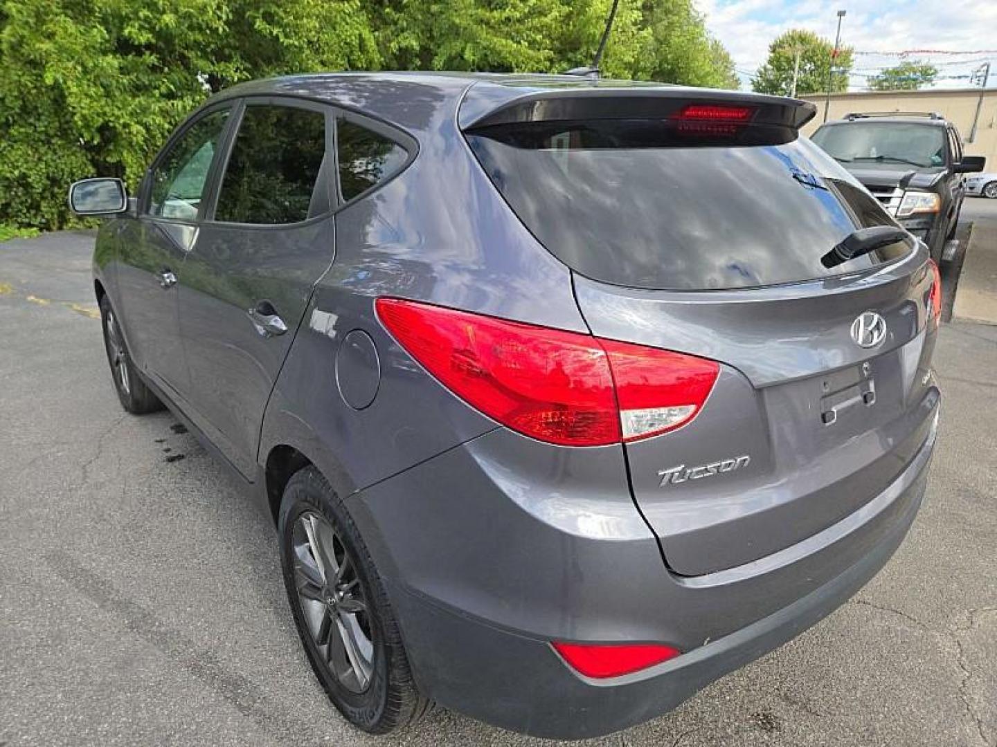 2014 GRAY /BLACK Hyundai Tucson GL Auto AWD (KM8JTCAF5EU) with an 2.0L L4 DOHC 16V engine, 6-Speed Automatic transmission, located at 3304 Woodville Road, Northwood, OH, 43619, (419) 210-8019, 41.612694, -83.480743 - We are #1 Auto Loan Dealer for Good Bad or No Credit we have hundreds of vehicles to choose from, stop on in or just fill out our online application to get approved for auto financing and see your credit score for free by visiting our website today. We have Low Payment Options and Terms Available - Photo#4