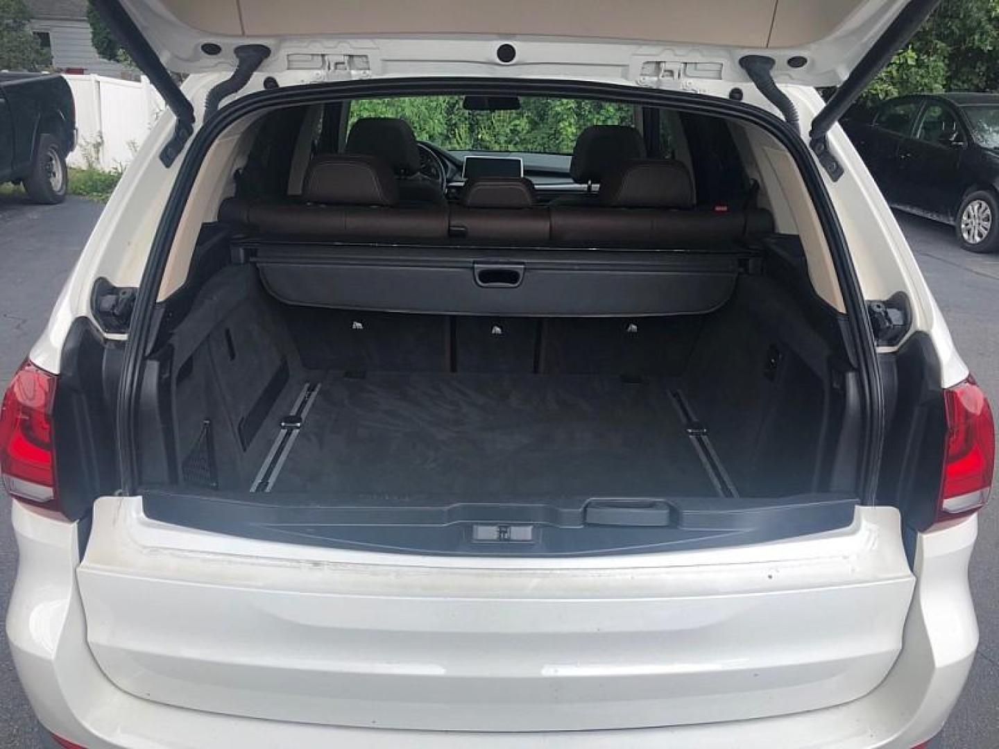 2015 WHITE /BROWN BMW X5 xDrive35i (5UXKR0C54F0) with an 3.0L L6 DOHC 24V engine, 8-Speed Automatic transmission, located at 3304 Woodville Road, Northwood, OH, 43619, (419) 210-8019, 41.612694, -83.480743 - We are #1 Auto Loan Dealer for Good Bad or No Credit we have hundreds of vehicles to choose from, stop on in or just fill out our online application to get approved for auto financing and see your credit score for free by visiting our website today. We have Low Payment Options and Terms Available - Photo#12