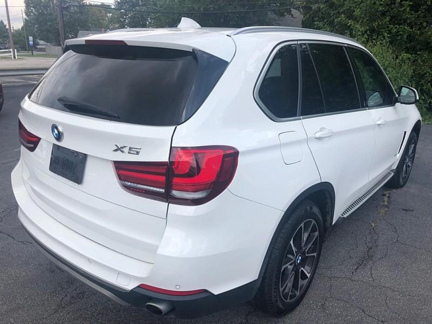 2015 WHITE /BROWN BMW X5 xDrive35i (5UXKR0C54F0) with an 3.0L L6 DOHC 24V engine, 8-Speed Automatic transmission, located at 3304 Woodville Road, Northwood, OH, 43619, (419) 210-8019, 41.612694, -83.480743 - We are #1 Auto Loan Dealer for Good Bad or No Credit we have hundreds of vehicles to choose from, stop on in or just fill out our online application to get approved for auto financing and see your credit score for free by visiting our website today. We have Low Payment Options and Terms Available - Photo#4