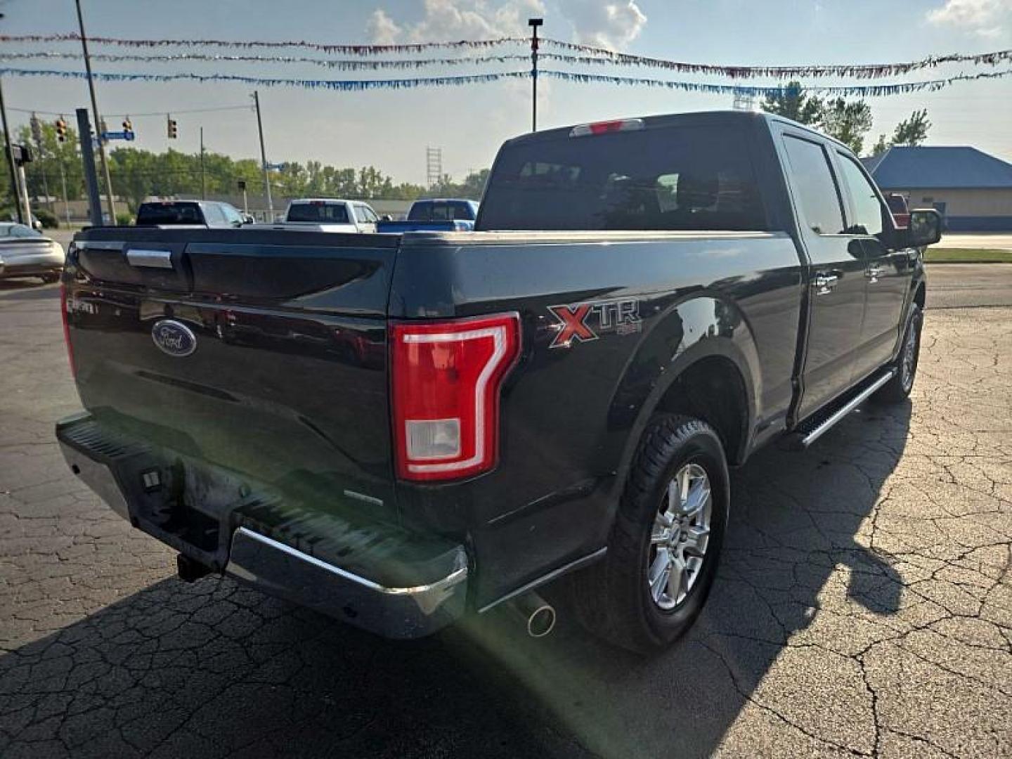 2015 GREEN /GREY Ford F-150 XL SuperCrew 6.5-ft. Bed 4WD (1FTFW1EF1FF) with an 5.0L V8 engine, 6-Speed Automatic transmission, located at 3304 Woodville Road, Northwood, OH, 43619, (419) 210-8019, 41.612694, -83.480743 - We are #1 Auto Loan Dealer for Good Bad or No Credit we have hundreds of vehicles to choose from, stop on in or just fill out our online application to get approved for auto financing and see your credit score for free by visiting our website today. We have Low Payment Options and Terms Available - Photo#4