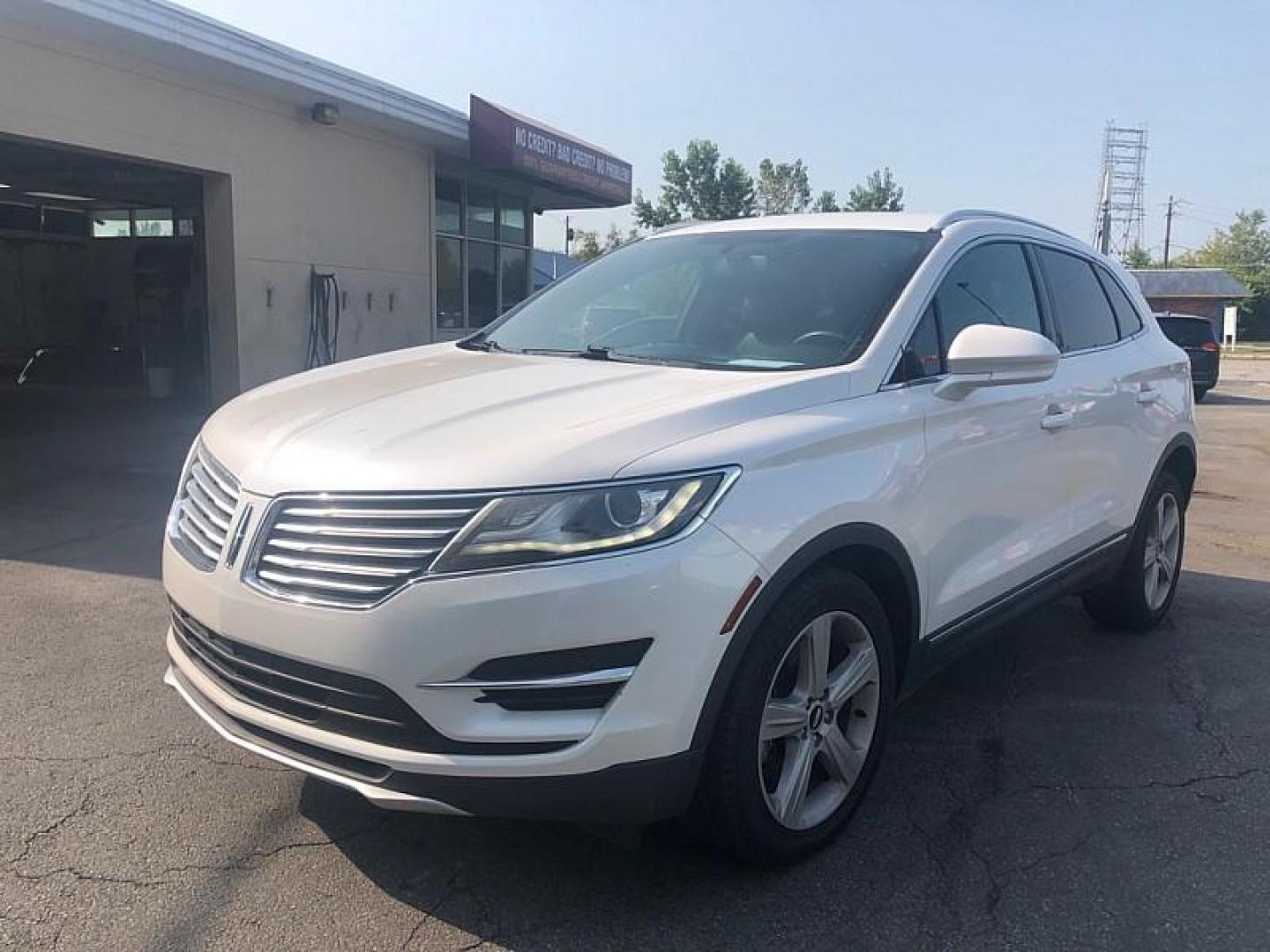 2016 WHITE /BLACK Lincoln MKC Premiere FWD (5LMCJ1C95GU) with an 2.0L L4 DOHC 16V engine, 6-Speed Automatic transmission, located at 3304 Woodville Road, Northwood, OH, 43619, (419) 210-8019, 41.612694, -83.480743 - We are #1 Auto Loan Dealer for Good Bad or No Credit we have hundreds of vehicles to choose from, stop on in or just fill out our online application to get approved for auto financing and see your credit score for free by visiting our website today. We have Low Payment Options and Terms Available - Photo#0