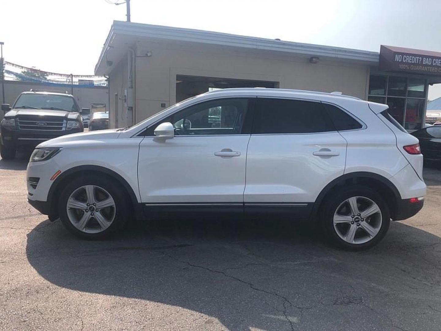 2016 WHITE /BLACK Lincoln MKC Premiere FWD (5LMCJ1C95GU) with an 2.0L L4 DOHC 16V engine, 6-Speed Automatic transmission, located at 3304 Woodville Road, Northwood, OH, 43619, (419) 210-8019, 41.612694, -83.480743 - We are #1 Auto Loan Dealer for Good Bad or No Credit we have hundreds of vehicles to choose from, stop on in or just fill out our online application to get approved for auto financing and see your credit score for free by visiting our website today. We have Low Payment Options and Terms Available - Photo#1