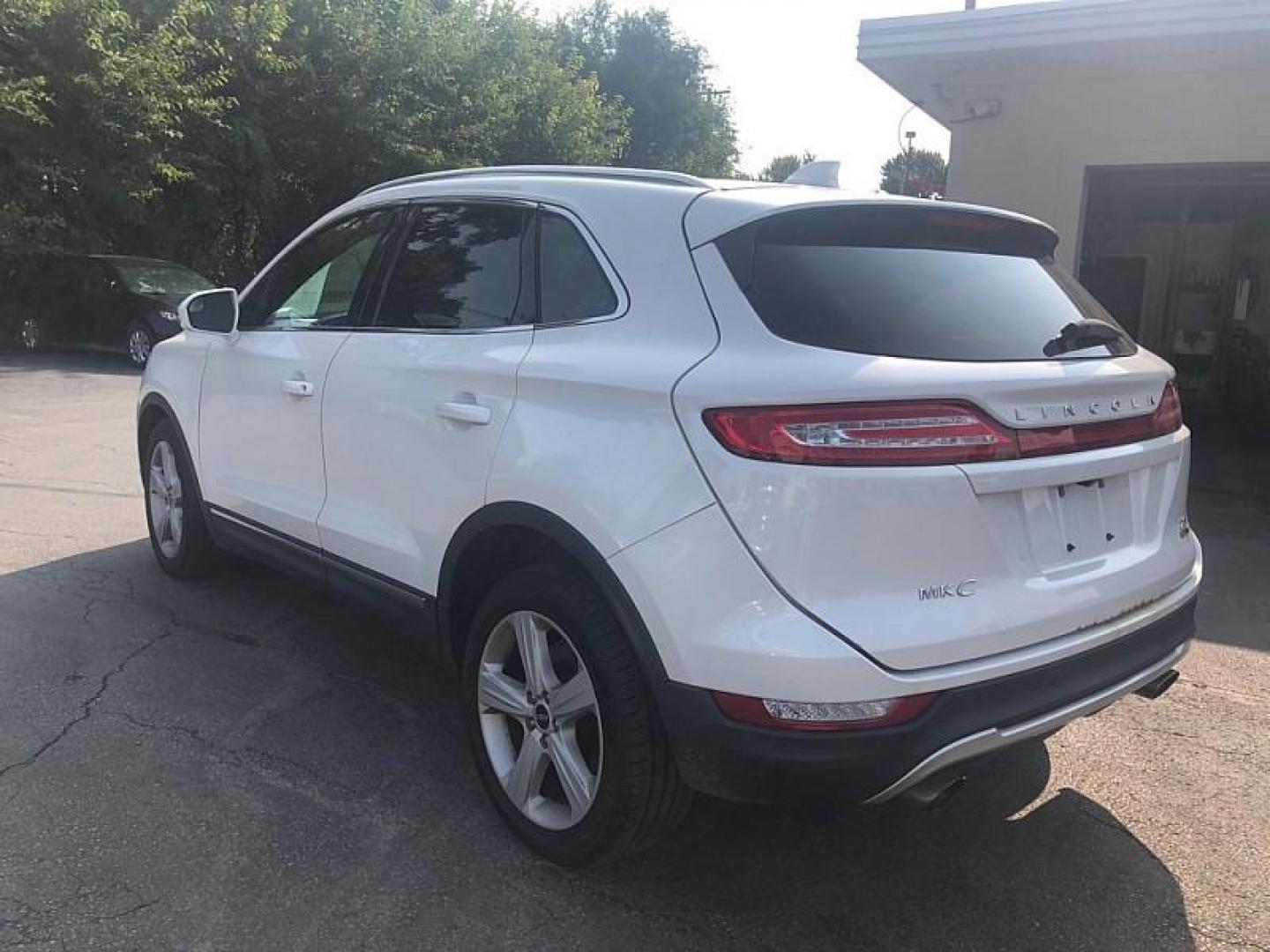 2016 WHITE /BLACK Lincoln MKC Premiere FWD (5LMCJ1C95GU) with an 2.0L L4 DOHC 16V engine, 6-Speed Automatic transmission, located at 3304 Woodville Road, Northwood, OH, 43619, (419) 210-8019, 41.612694, -83.480743 - We are #1 Auto Loan Dealer for Good Bad or No Credit we have hundreds of vehicles to choose from, stop on in or just fill out our online application to get approved for auto financing and see your credit score for free by visiting our website today. We have Low Payment Options and Terms Available - Photo#2