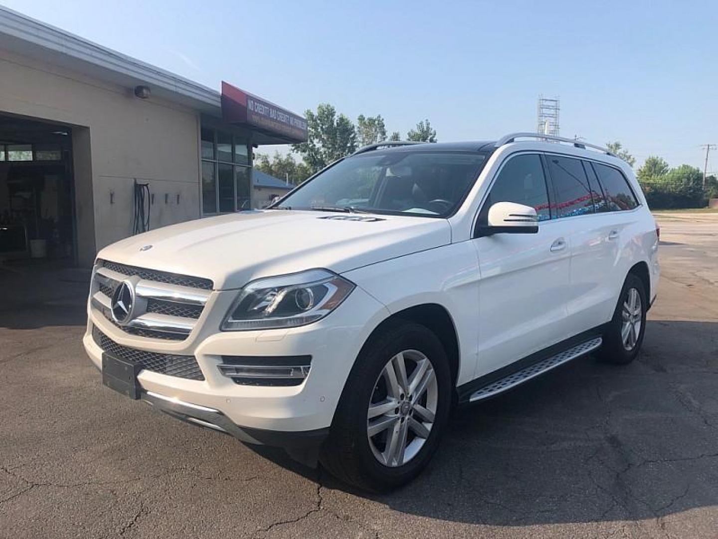 2015 WHITE /BLACK Mercedes-Benz GL-Class GL450 4MATIC (4JGDF6EE3FA) with an 3.0L V6 DOHC 24V TURBO DIESEL engine, 7-Speed Automatic transmission, located at 3304 Woodville Road, Northwood, OH, 43619, (419) 210-8019, 41.612694, -83.480743 - We are #1 Auto Loan Dealer for Good Bad or No Credit we have hundreds of vehicles to choose from, stop on in or just fill out our online application to get approved for auto financing and see your credit score for free by visiting our website today. We have Low Payment Options and Terms Available - Photo#0