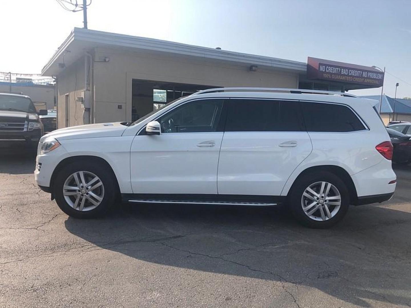 2015 WHITE /BLACK Mercedes-Benz GL-Class GL450 4MATIC (4JGDF6EE3FA) with an 3.0L V6 DOHC 24V TURBO DIESEL engine, 7-Speed Automatic transmission, located at 3304 Woodville Road, Northwood, OH, 43619, (419) 210-8019, 41.612694, -83.480743 - We are #1 Auto Loan Dealer for Good Bad or No Credit we have hundreds of vehicles to choose from, stop on in or just fill out our online application to get approved for auto financing and see your credit score for free by visiting our website today. We have Low Payment Options and Terms Available - Photo#1