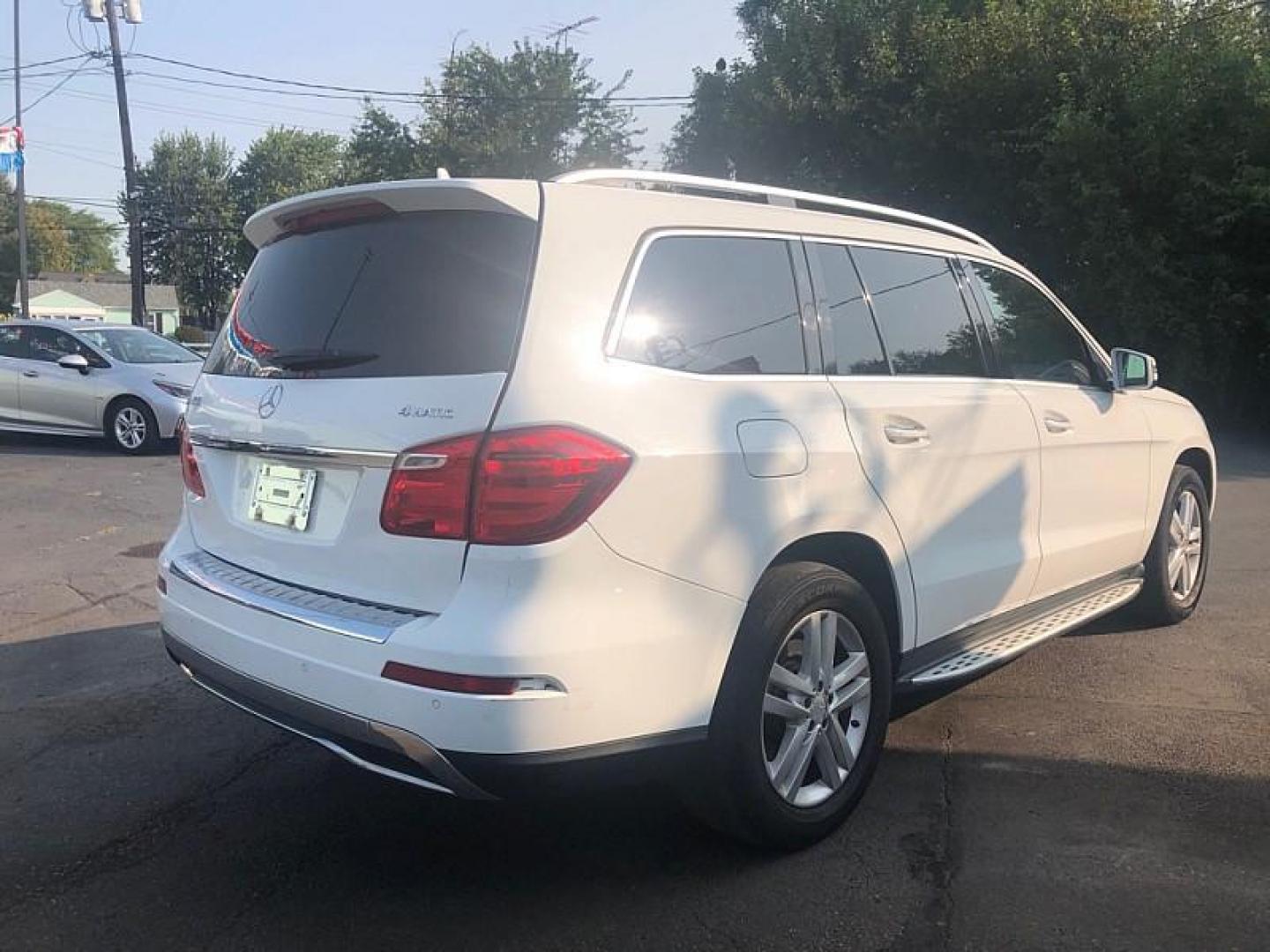 2015 WHITE /BLACK Mercedes-Benz GL-Class GL450 4MATIC (4JGDF6EE3FA) with an 3.0L V6 DOHC 24V TURBO DIESEL engine, 7-Speed Automatic transmission, located at 3304 Woodville Road, Northwood, OH, 43619, (419) 210-8019, 41.612694, -83.480743 - We are #1 Auto Loan Dealer for Good Bad or No Credit we have hundreds of vehicles to choose from, stop on in or just fill out our online application to get approved for auto financing and see your credit score for free by visiting our website today. We have Low Payment Options and Terms Available - Photo#4