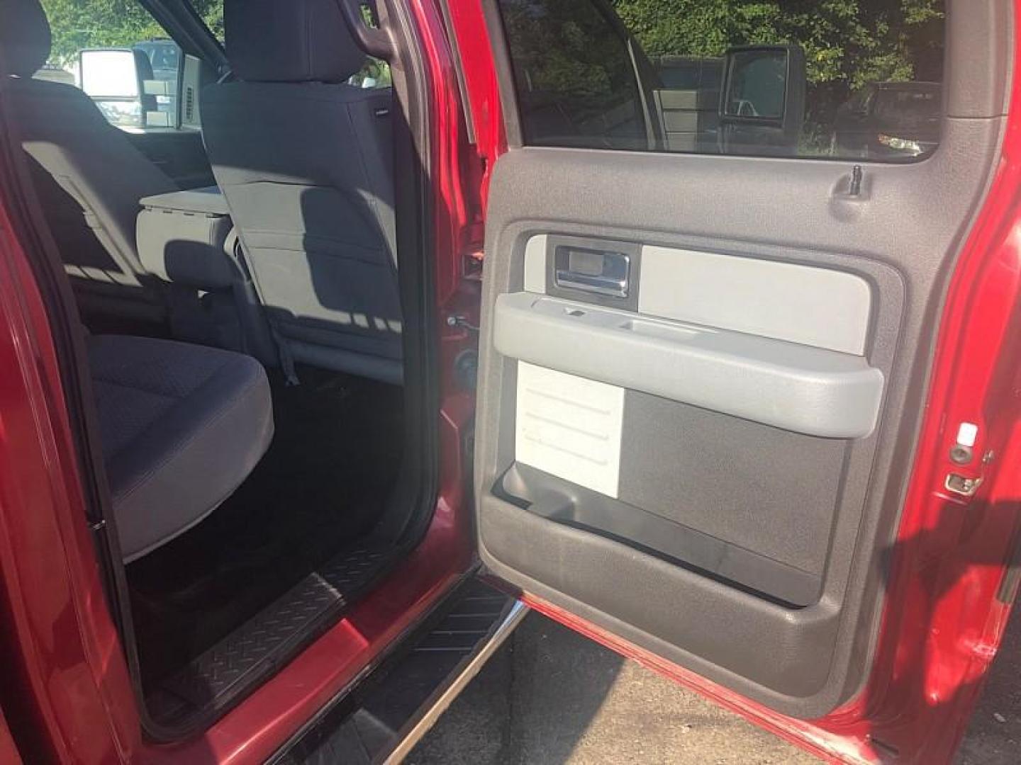 2013 MAROON /GREY Ford F-150 XLT SuperCrew 6.5-ft. Bed 4WD (1FTFW1EF5DF) with an 5.0L V8 engine, 6-Speed Automatic transmission, located at 3304 Woodville Road, Northwood, OH, 43619, (419) 210-8019, 41.612694, -83.480743 - We are #1 Auto Loan Dealer for Good Bad or No Credit we have hundreds of vehicles to choose from, stop on in or just fill out our online application to get approved for auto financing and see your credit score for free by visiting our website today. We have Low Payment Options and Terms Available - Photo#12