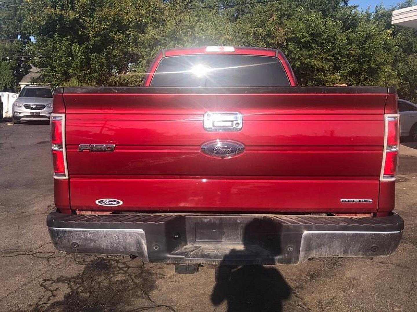 2013 MAROON /GREY Ford F-150 XLT SuperCrew 6.5-ft. Bed 4WD (1FTFW1EF5DF) with an 5.0L V8 engine, 6-Speed Automatic transmission, located at 3304 Woodville Road, Northwood, OH, 43619, (419) 210-8019, 41.612694, -83.480743 - We are #1 Auto Loan Dealer for Good Bad or No Credit we have hundreds of vehicles to choose from, stop on in or just fill out our online application to get approved for auto financing and see your credit score for free by visiting our website today. We have Low Payment Options and Terms Available - Photo#3