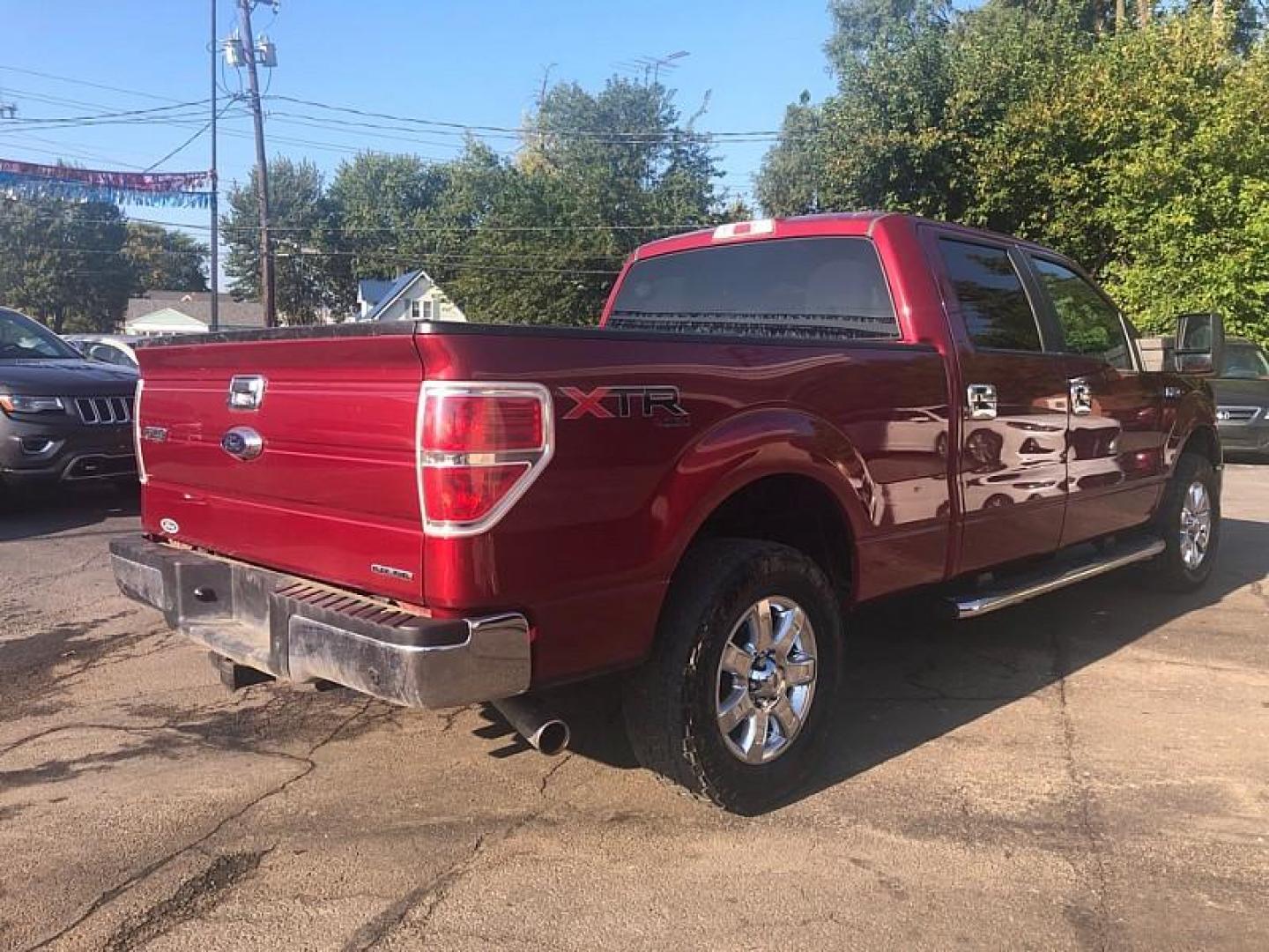 2013 MAROON /GREY Ford F-150 XLT SuperCrew 6.5-ft. Bed 4WD (1FTFW1EF5DF) with an 5.0L V8 engine, 6-Speed Automatic transmission, located at 3304 Woodville Road, Northwood, OH, 43619, (419) 210-8019, 41.612694, -83.480743 - We are #1 Auto Loan Dealer for Good Bad or No Credit we have hundreds of vehicles to choose from, stop on in or just fill out our online application to get approved for auto financing and see your credit score for free by visiting our website today. We have Low Payment Options and Terms Available - Photo#4