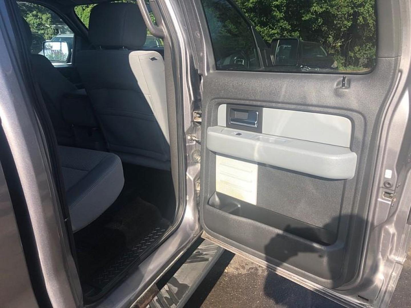 2014 GRAY /GREY Ford F-150 XL SuperCrew 5.5-ft. Bed 4WD (1FTFW1EF0EK) with an 5.0L V8 engine, 6-Speed Automatic transmission, located at 3304 Woodville Road, Northwood, OH, 43619, (419) 210-8019, 41.612694, -83.480743 - We are #1 Auto Loan Dealer for Good Bad or No Credit we have hundreds of vehicles to choose from, stop on in or just fill out our online application to get approved for auto financing and see your credit score for free by visiting our website today. We have Low Payment Options and Terms Available - Photo#12