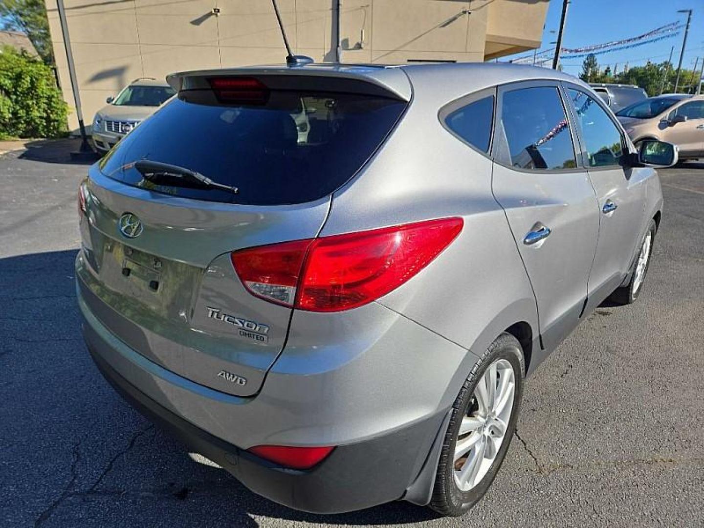 2012 GRAY /BLACK Hyundai Tucson Limited Auto AWD (KM8JUCACXCU) with an 2.4L L4 DOHC 16V engine, 6-Speed Automatic transmission, located at 3304 Woodville Road, Northwood, OH, 43619, (419) 210-8019, 41.612694, -83.480743 - We are #1 Auto Loan Dealer for Good Bad or No Credit we have hundreds of vehicles to choose from, stop on in or just fill out our online application to get approved for auto financing and see your credit score for free by visiting our website today. We have Low Payment Options and Terms Available - Photo#4