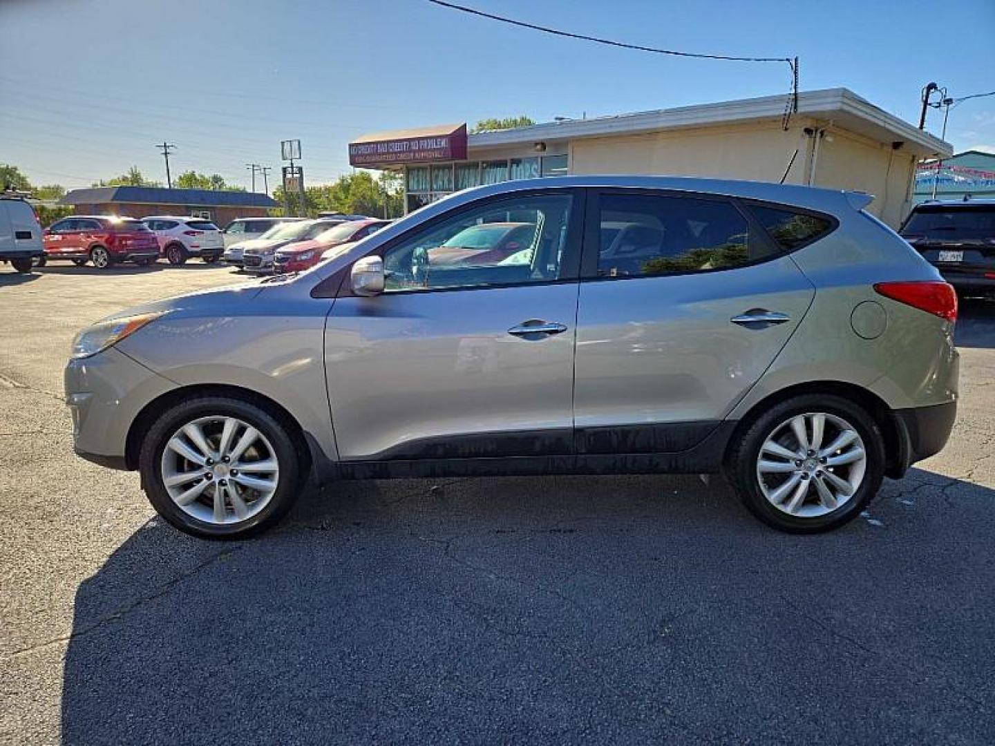 2012 GRAY /BLACK Hyundai Tucson Limited Auto AWD (KM8JUCACXCU) with an 2.4L L4 DOHC 16V engine, 6-Speed Automatic transmission, located at 3304 Woodville Road, Northwood, OH, 43619, (419) 210-8019, 41.612694, -83.480743 - We are #1 Auto Loan Dealer for Good Bad or No Credit we have hundreds of vehicles to choose from, stop on in or just fill out our online application to get approved for auto financing and see your credit score for free by visiting our website today. We have Low Payment Options and Terms Available - Photo#1