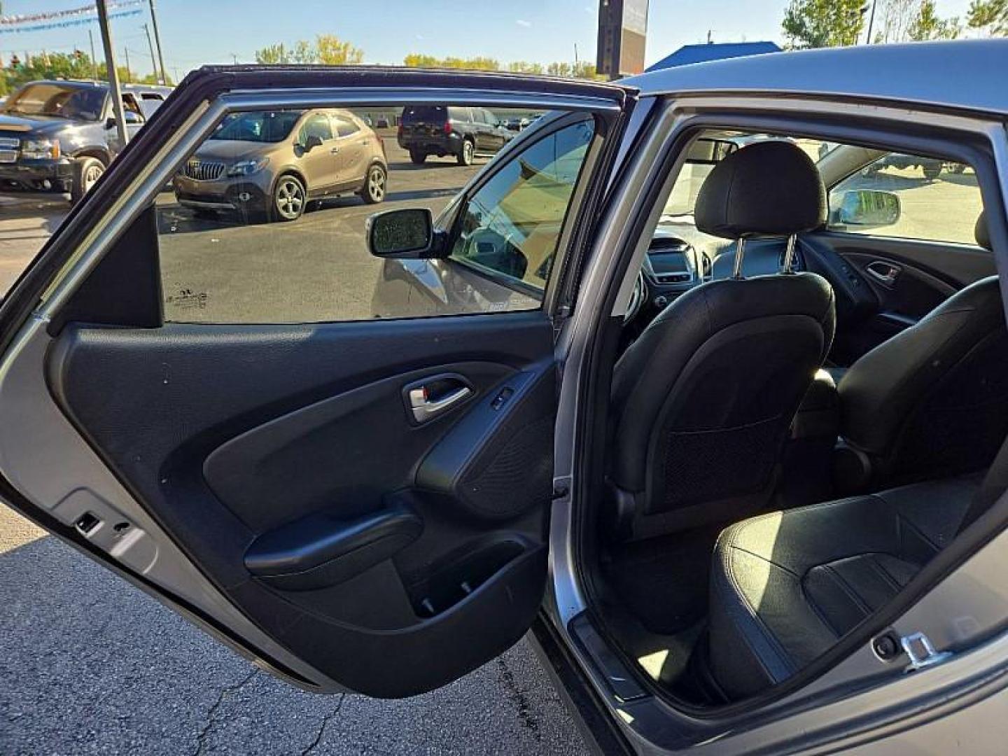 2012 GRAY /BLACK Hyundai Tucson Limited Auto AWD (KM8JUCACXCU) with an 2.4L L4 DOHC 16V engine, 6-Speed Automatic transmission, located at 3304 Woodville Road, Northwood, OH, 43619, (419) 210-8019, 41.612694, -83.480743 - We are #1 Auto Loan Dealer for Good Bad or No Credit we have hundreds of vehicles to choose from, stop on in or just fill out our online application to get approved for auto financing and see your credit score for free by visiting our website today. We have Low Payment Options and Terms Available - Photo#10