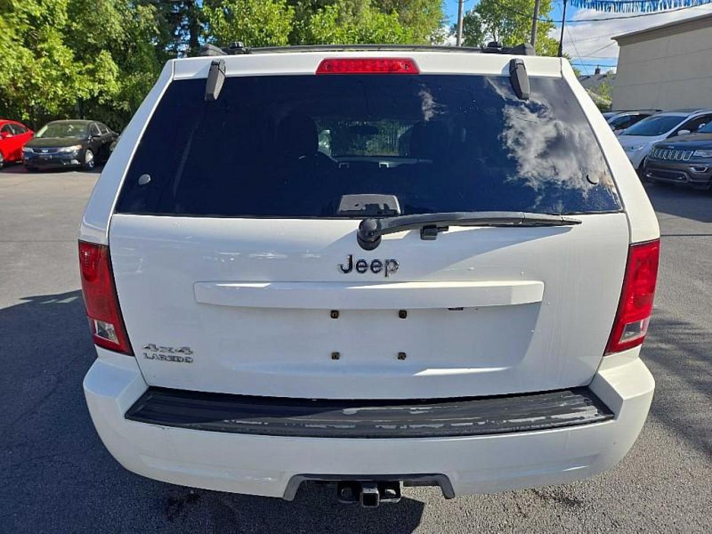 2010 SILVER /BLACK Jeep Grand Cherokee Laredo 4WD (1J4PR4GK6AC) with an 3.7L V6 SOHC 12V engine, 5-Speed Automatic transmission, located at 3304 Woodville Road, Northwood, OH, 43619, (419) 210-8019, 41.612694, -83.480743 - We are #1 Auto Loan Dealer for Good Bad or No Credit we have hundreds of vehicles to choose from, stop on in or just fill out our online application to get approved for auto financing and see your credit score for free by visiting our website today. We have Low Payment Options and Terms Available - Photo#3