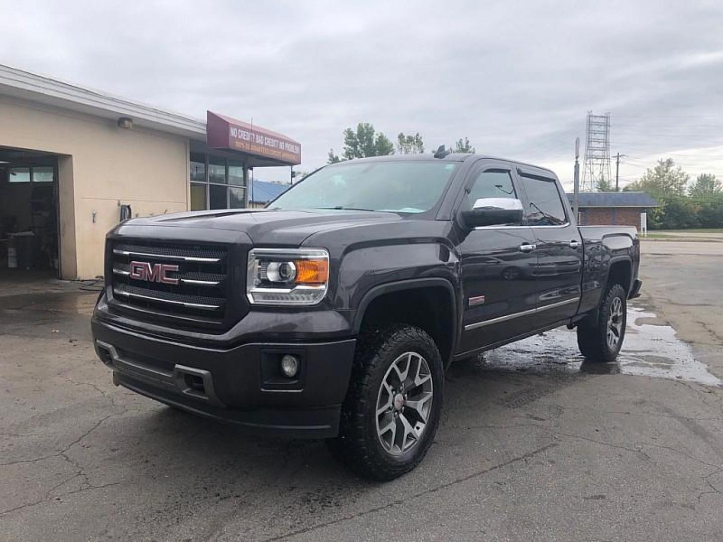 2015 GRAY /BLACK GMC Sierra 1500 SLE Crew Cab Short Box 4WD (3GTU2UECXFG) with an 5.3L V8 OHV 16V engine, 6-Speed Automatic transmission, located at 3304 Woodville Road, Northwood, OH, 43619, (419) 210-8019, 41.612694, -83.480743 - We are #1 Auto Loan Dealer for Good Bad or No Credit we have hundreds of vehicles to choose from, stop on in or just fill out our online application to get approved for auto financing and see your credit score for free by visiting our website today. We have Low Payment Options and Terms Available - Photo#0