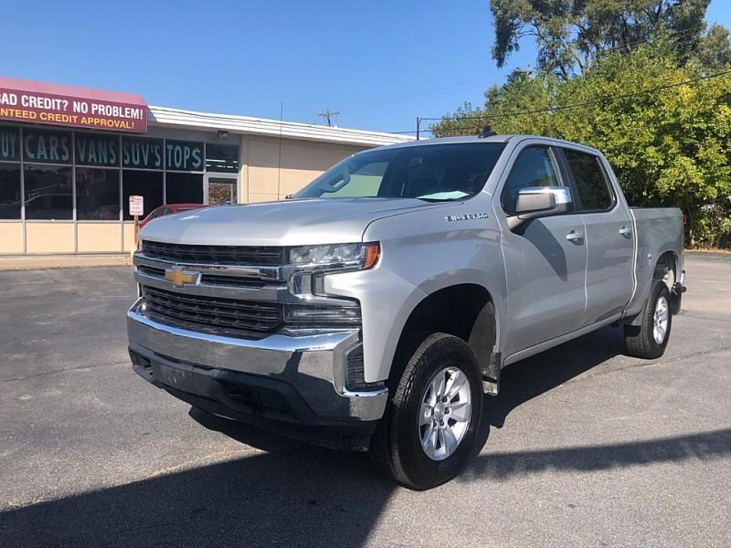 2019 SILVER /BLACK Chevrolet Silverado 1500 LT Crew Cab 4WD (1GCPYDEK1KZ) with an 2.7L L4 DOHC 16V TURBO engine, 6A transmission, located at 3304 Woodville Road, Northwood, OH, 43619, (419) 210-8019, 41.612694, -83.480743 - We are #1 Auto Loan Dealer for Good Bad or No Credit we have hundreds of vehicles to choose from, stop on in or just fill out our online application to get approved for auto financing and see your credit score for free by visiting our website today. We have Low Payment Options and Terms Available - Photo#0