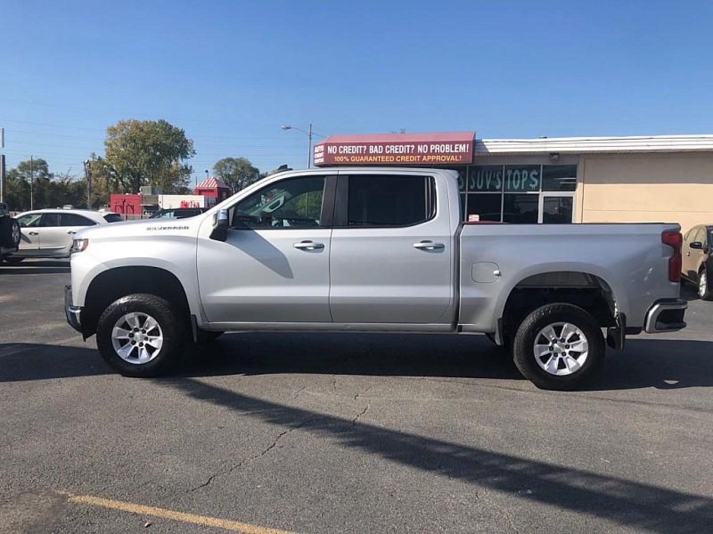 2019 SILVER /BLACK Chevrolet Silverado 1500 LT Crew Cab 4WD (1GCPYDEK1KZ) with an 2.7L L4 DOHC 16V TURBO engine, 6A transmission, located at 3304 Woodville Road, Northwood, OH, 43619, (419) 210-8019, 41.612694, -83.480743 - We are #1 Auto Loan Dealer for Good Bad or No Credit we have hundreds of vehicles to choose from, stop on in or just fill out our online application to get approved for auto financing and see your credit score for free by visiting our website today. We have Low Payment Options and Terms Available - Photo#1