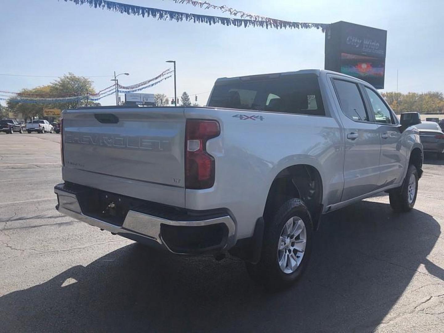 2019 SILVER /BLACK Chevrolet Silverado 1500 LT Crew Cab 4WD (1GCPYDEK1KZ) with an 2.7L L4 DOHC 16V TURBO engine, 6A transmission, located at 3304 Woodville Road, Northwood, OH, 43619, (419) 210-8019, 41.612694, -83.480743 - We are #1 Auto Loan Dealer for Good Bad or No Credit we have hundreds of vehicles to choose from, stop on in or just fill out our online application to get approved for auto financing and see your credit score for free by visiting our website today. We have Low Payment Options and Terms Available - Photo#4